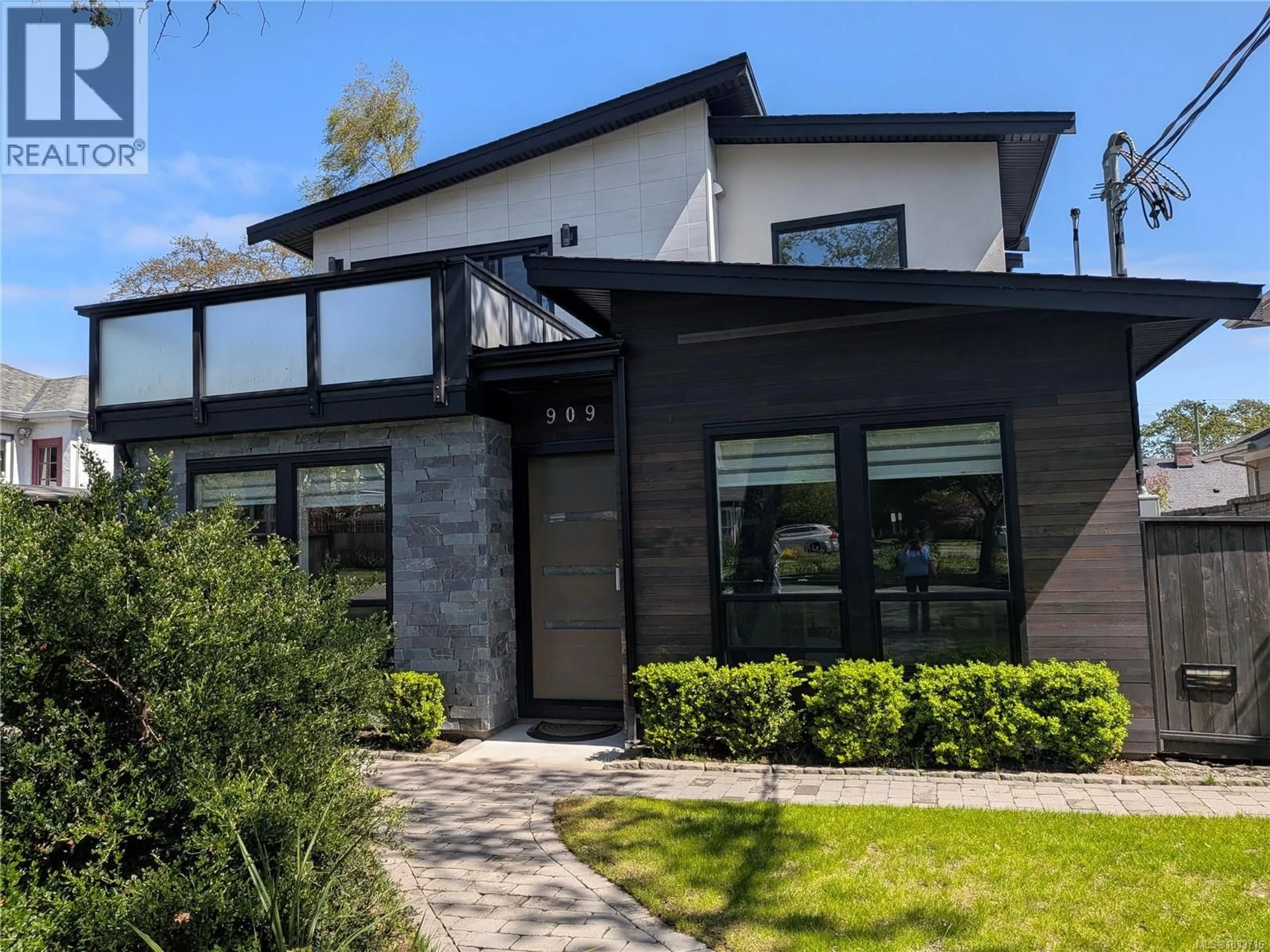 Home with brick exterior material, street for 909 BANK STREET, Victoria British Columbia V8S4B1