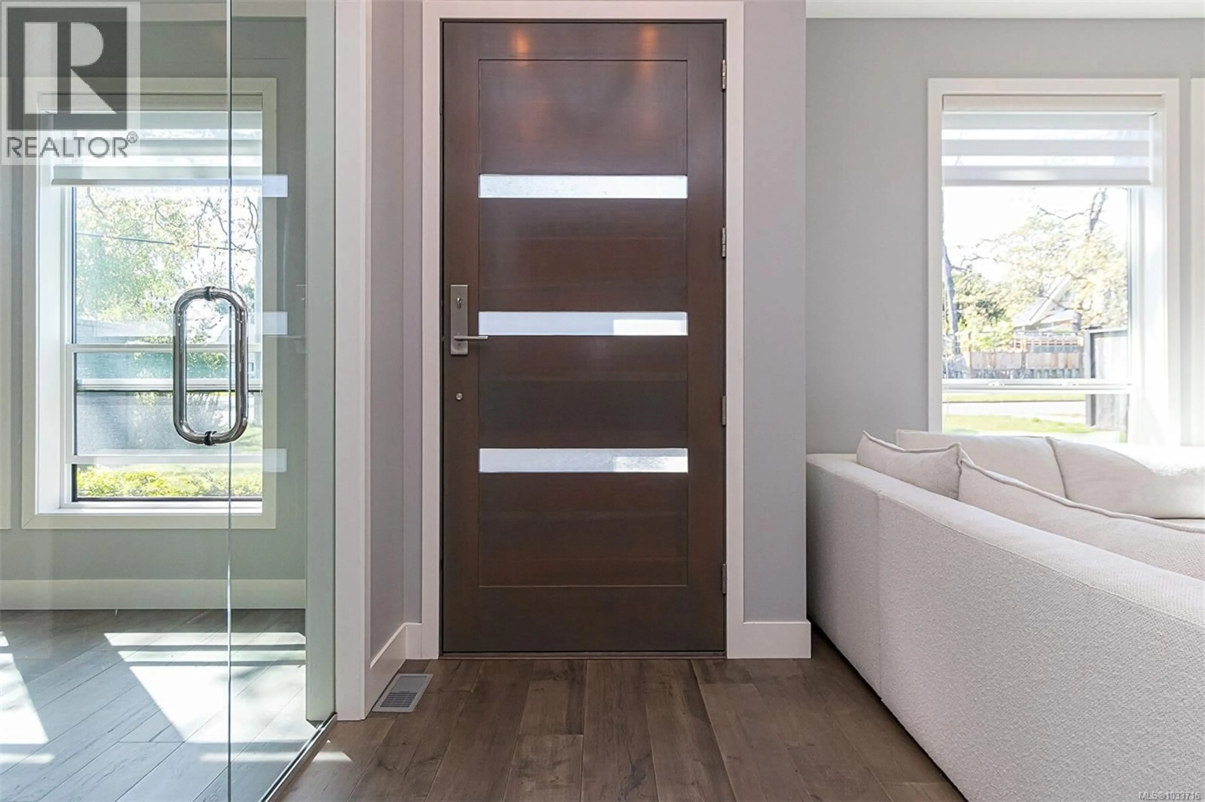 Indoor entryway for 909 BANK STREET, Victoria British Columbia V8S4B1