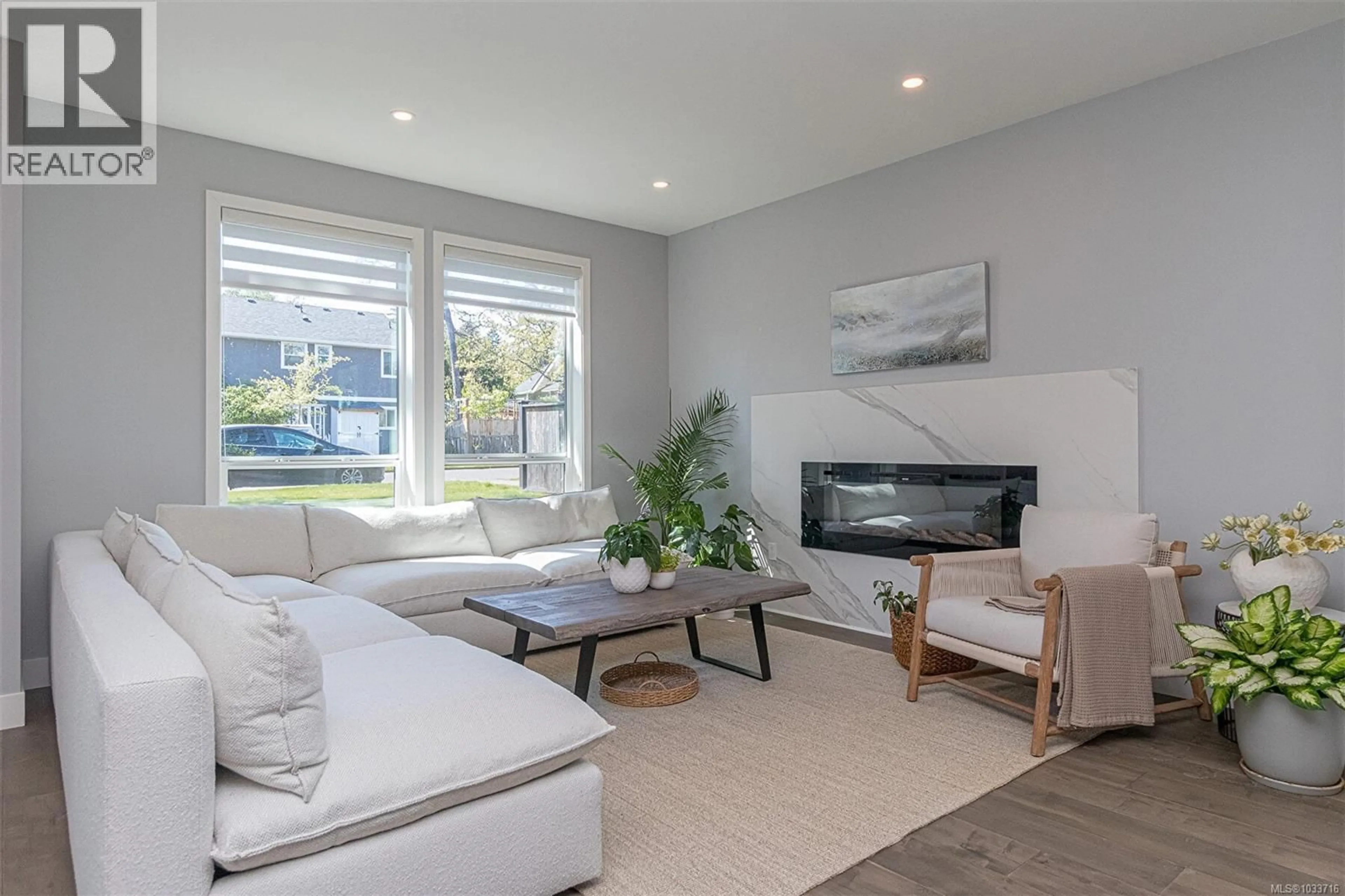 Living room with furniture, unknown for 909 BANK STREET, Victoria British Columbia V8S4B1