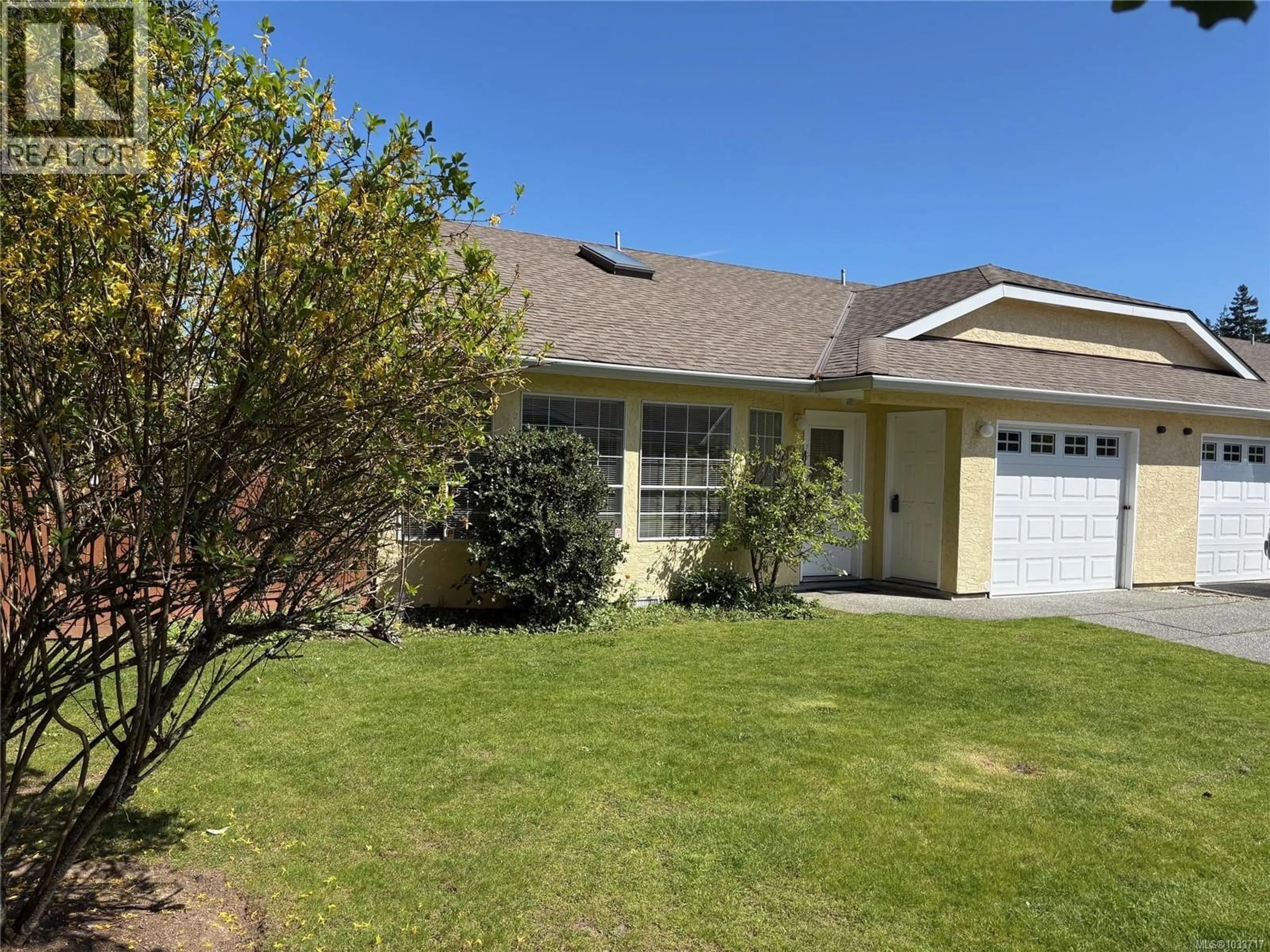 Home with vinyl exterior material, street for 12 - 4750 UPLANDS DRIVE, Nanaimo British Columbia V9T5V1