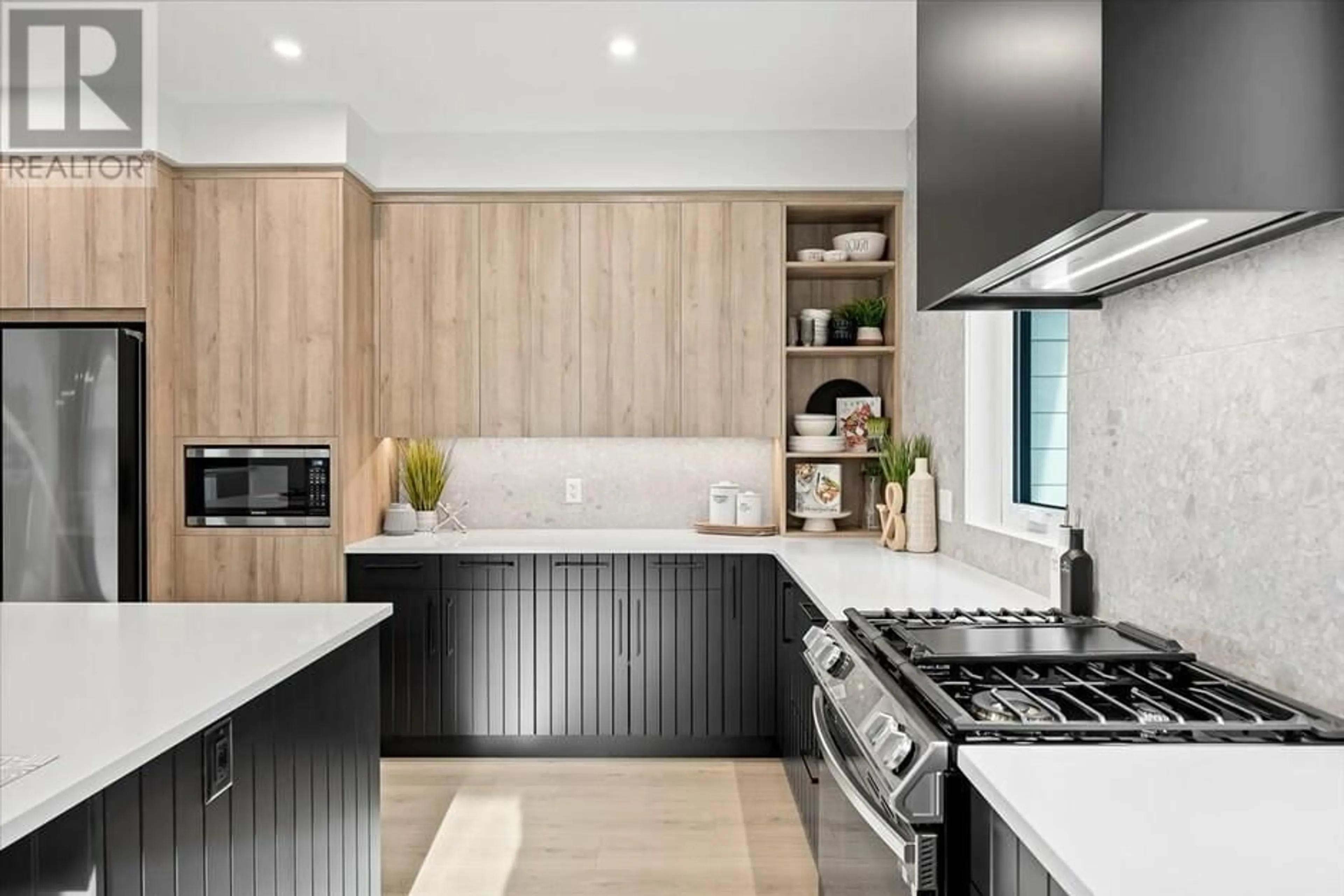 Contemporary kitchen, unknown for 1165 LONE PINE DRIVE, Kelowna British Columbia V1P0A5