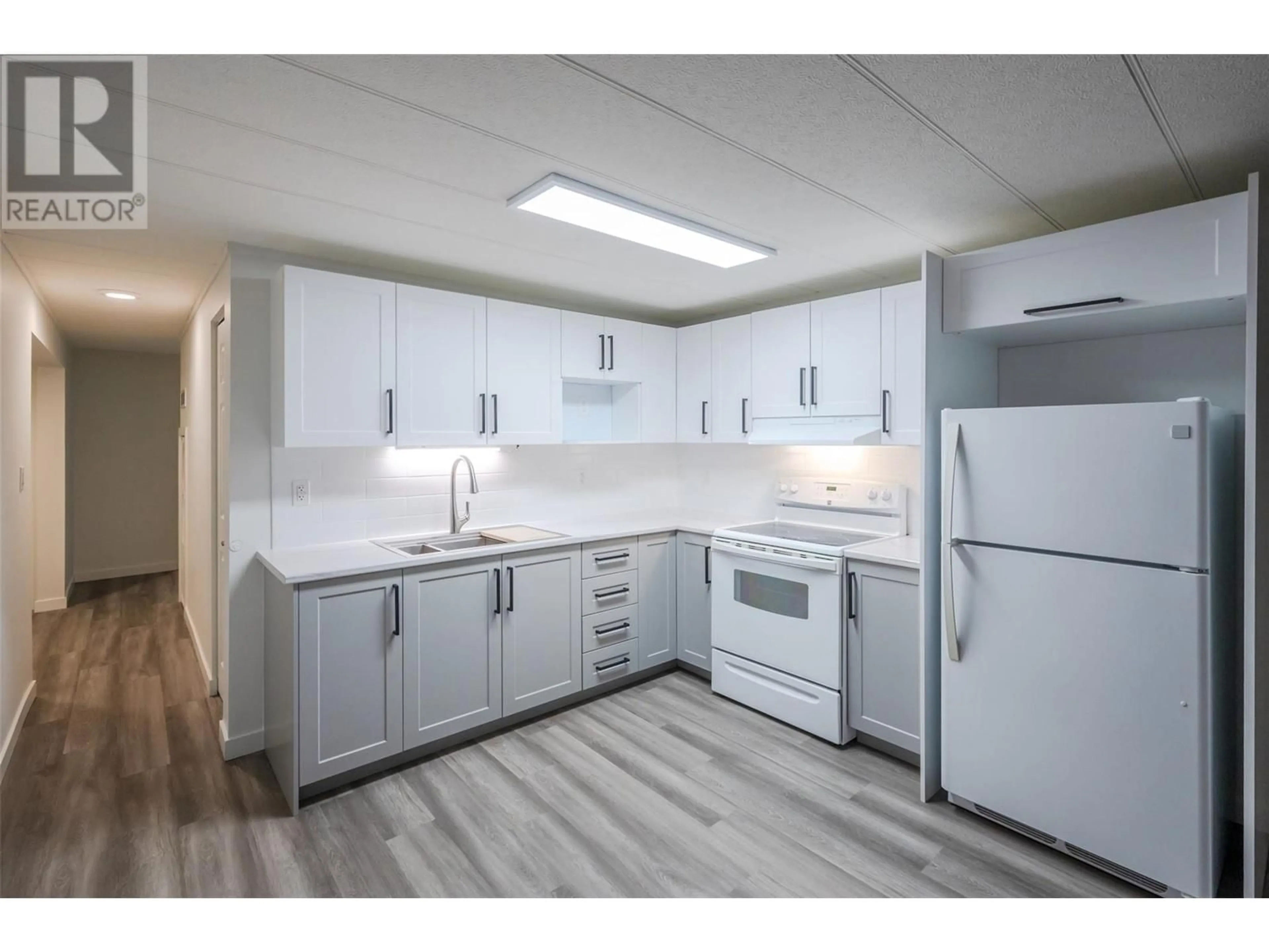 Standard kitchen, unknown for 197 DAUPHIN Avenue Unit# 14, Penticton British Columbia V2A3S3