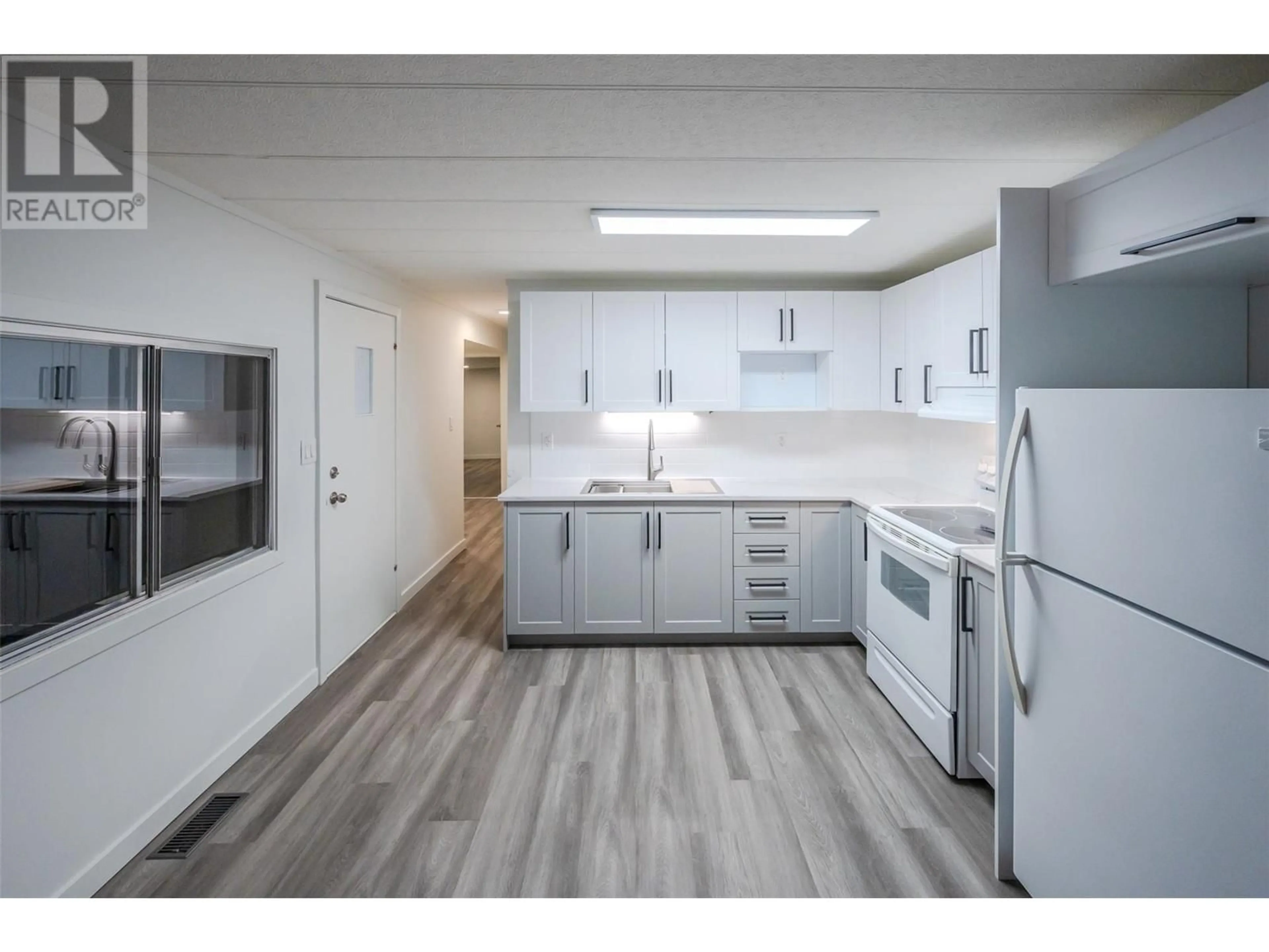 Standard kitchen, unknown for 197 DAUPHIN Avenue Unit# 14, Penticton British Columbia V2A3S3