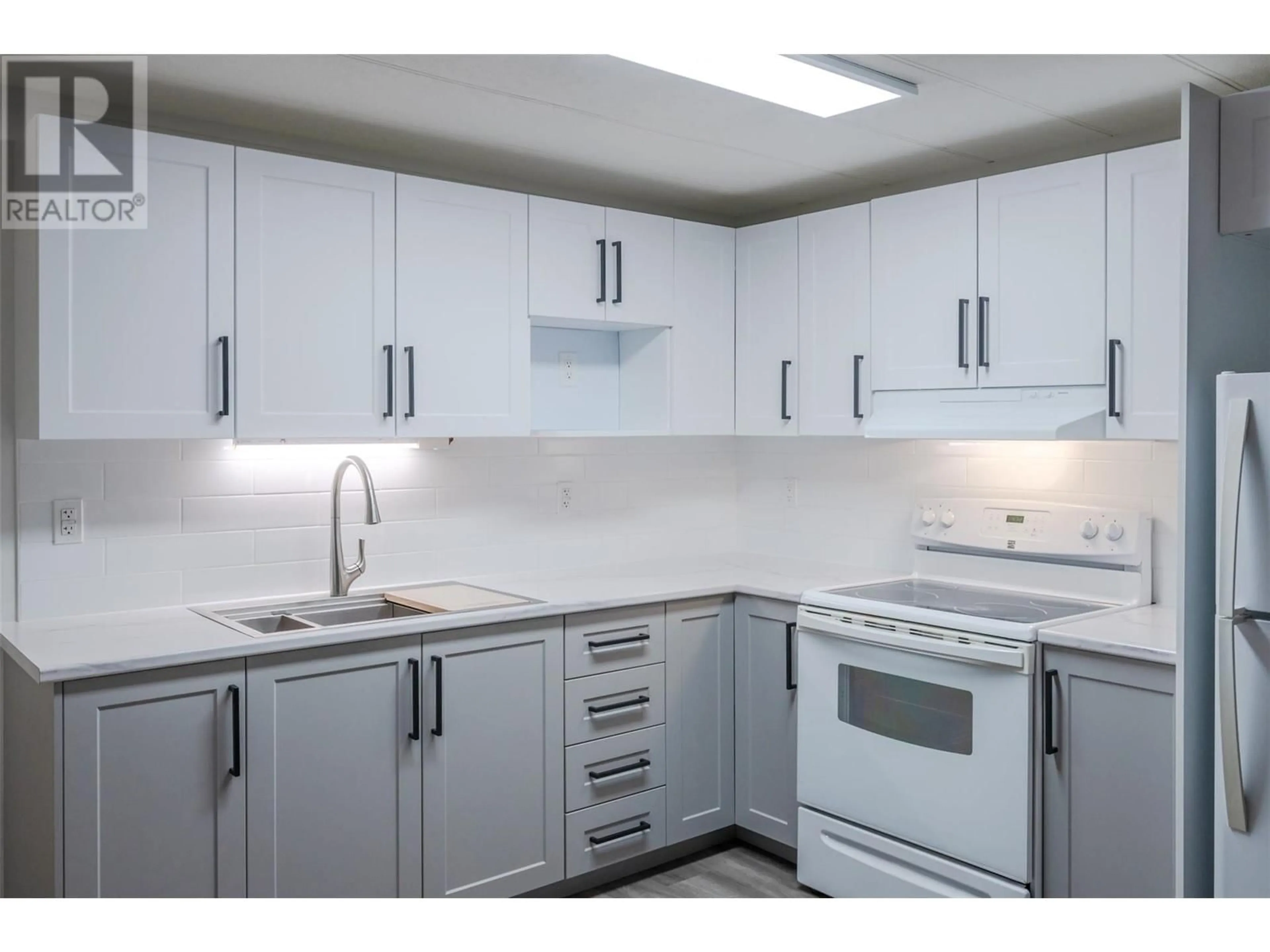 Standard kitchen, unknown for 197 DAUPHIN Avenue Unit# 14, Penticton British Columbia V2A3S3