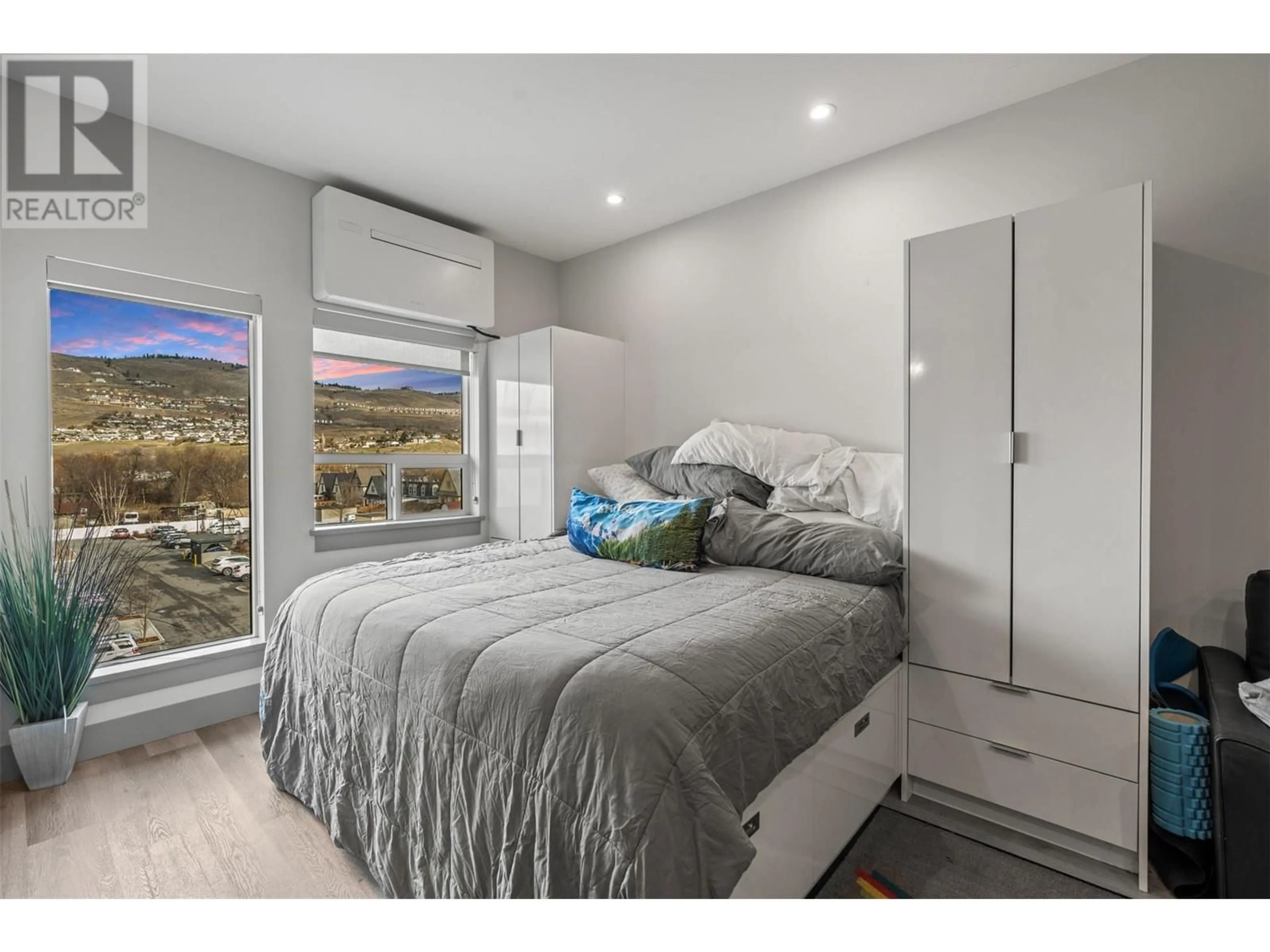 Bedroom with bed, wood/laminate floor for 2555 Lakeshore Road Unit# 412, Vernon British Columbia V1H0A4