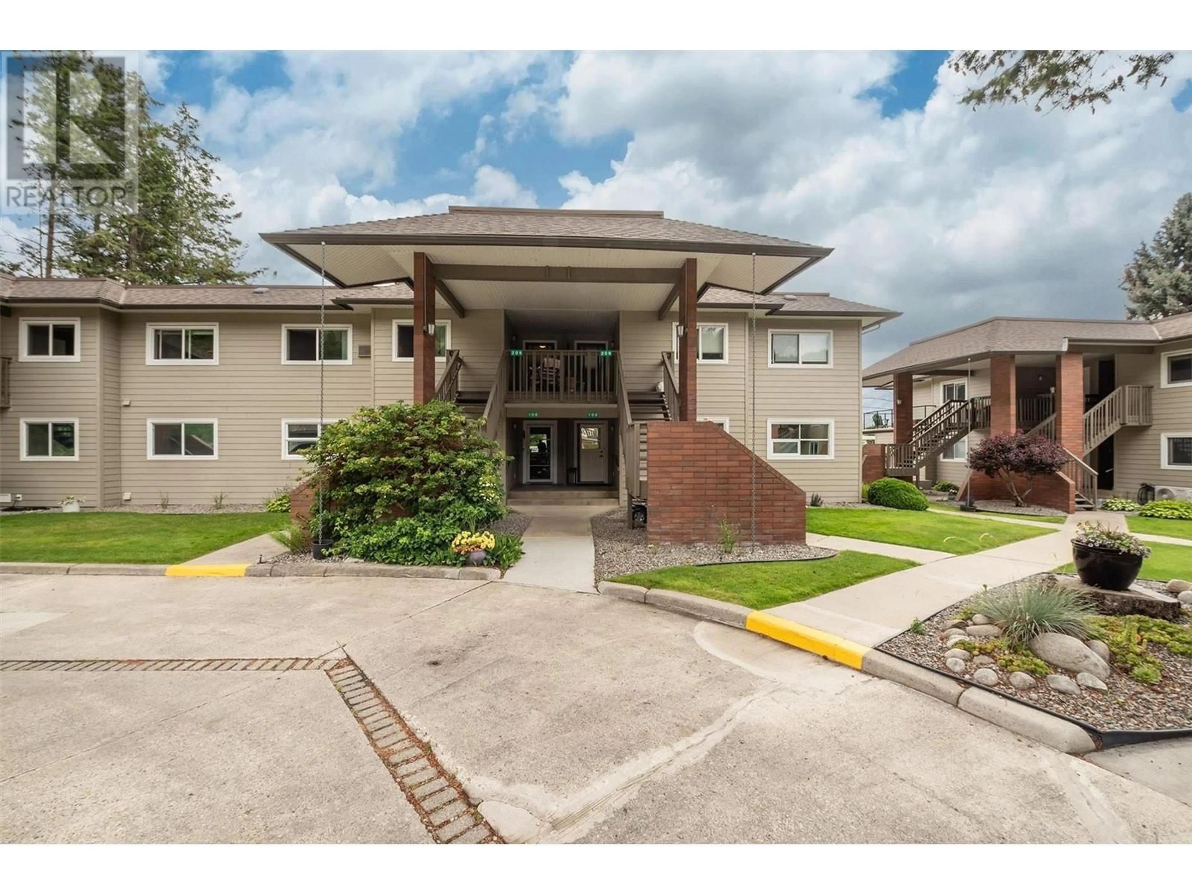 Indoor foyer for 109 - 4340B BEACH AVENUE, Peachland British Columbia V0H1X6