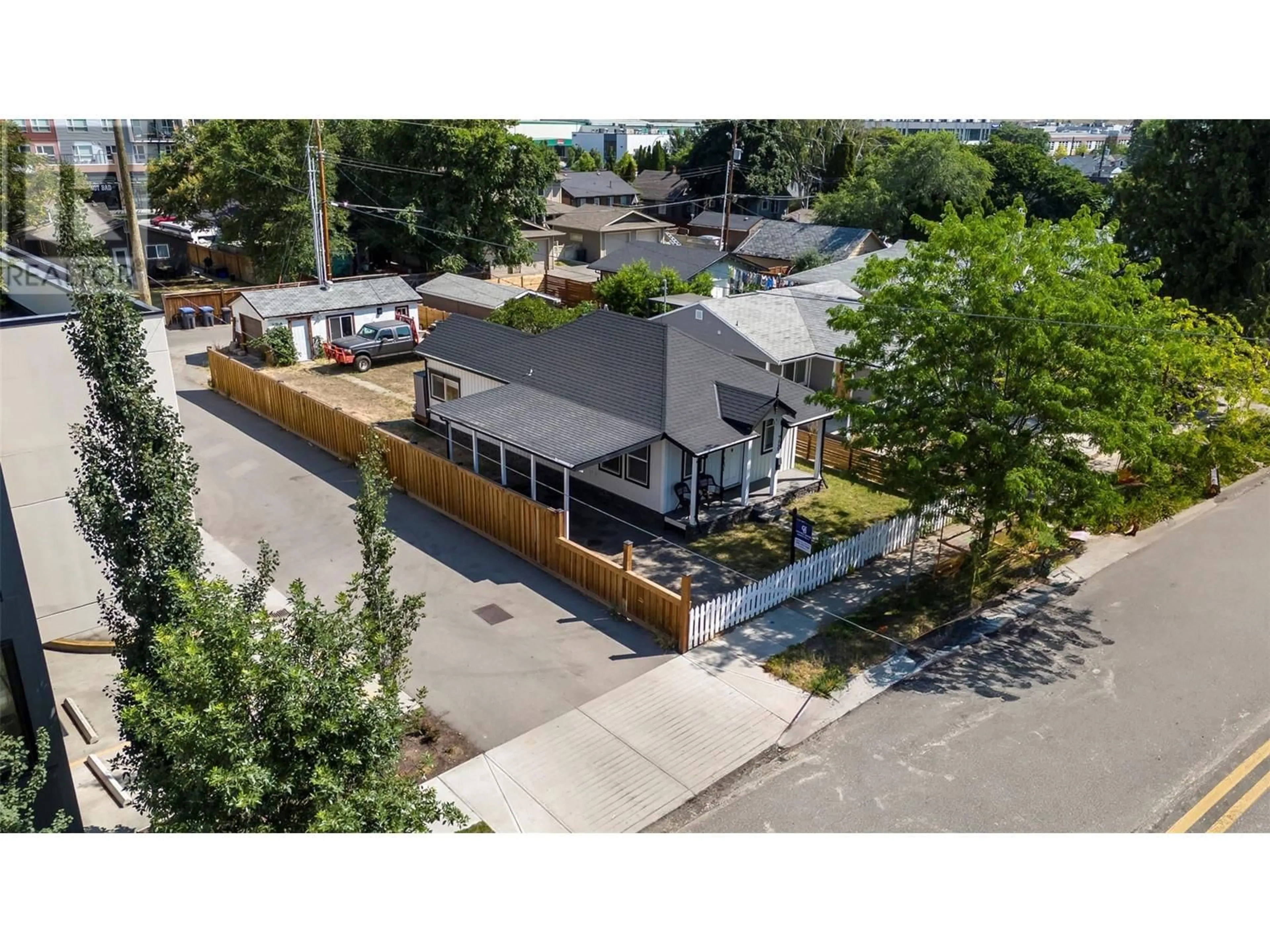 A pic from outside/outdoor area/front of a property/back of a property/a pic from drone, street for 726 CORONATION AVENUE, Kelowna British Columbia V1Y7A3
