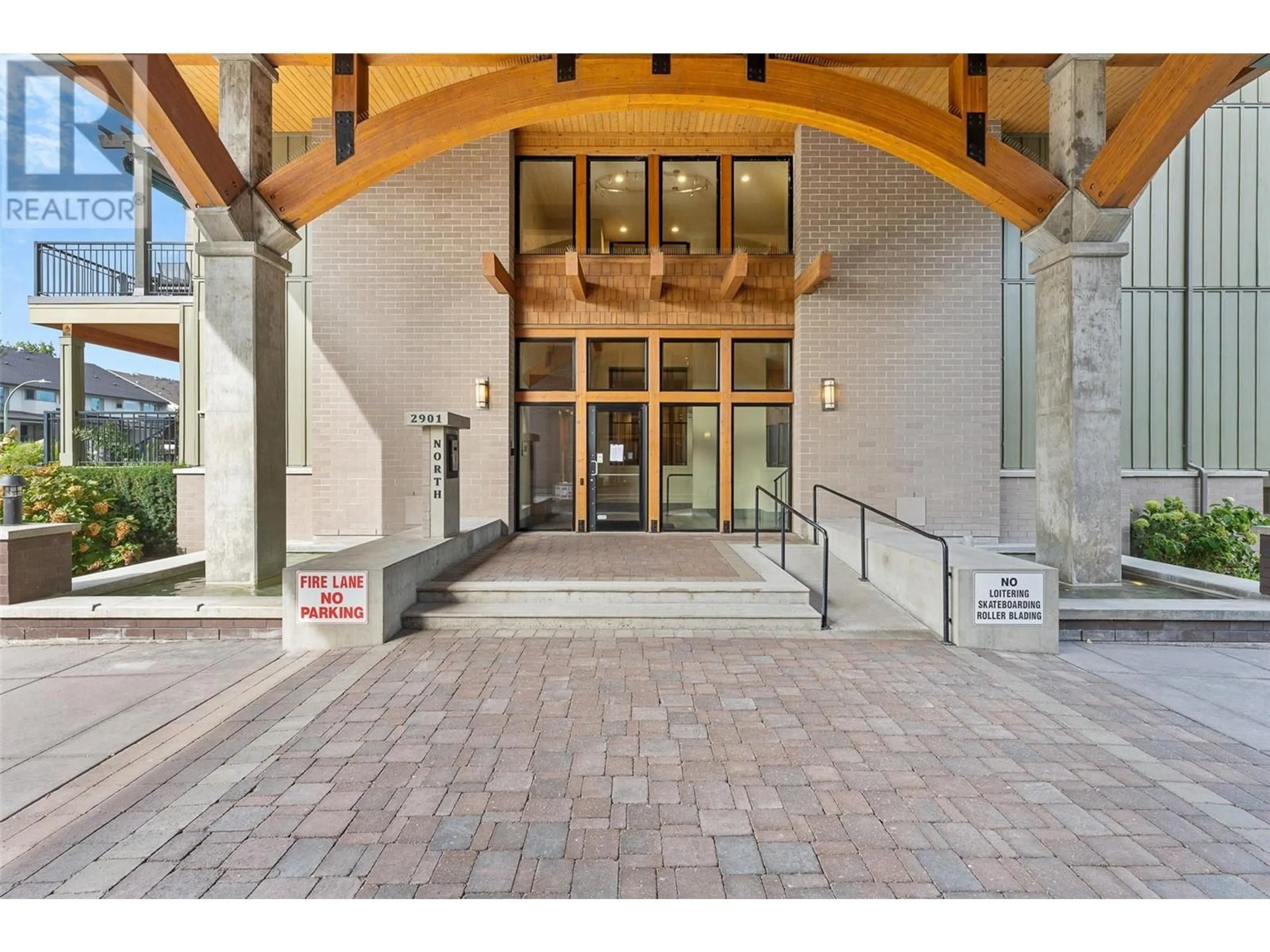Indoor foyer for 402 - 2901 ABBOTT STREET, Kelowna British Columbia V1Y1G7