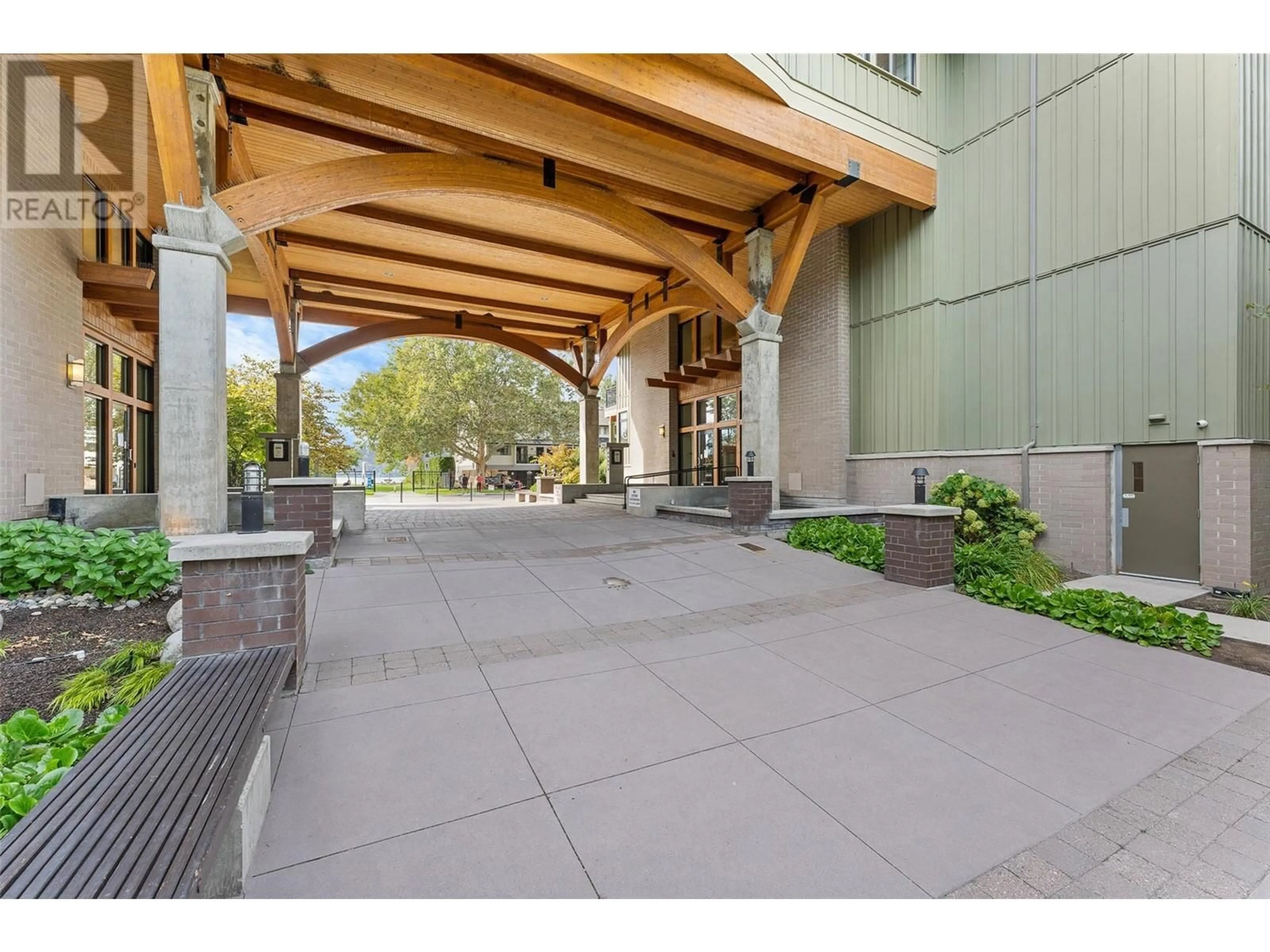Indoor foyer for 402 - 2901 ABBOTT STREET, Kelowna British Columbia V1Y1G7