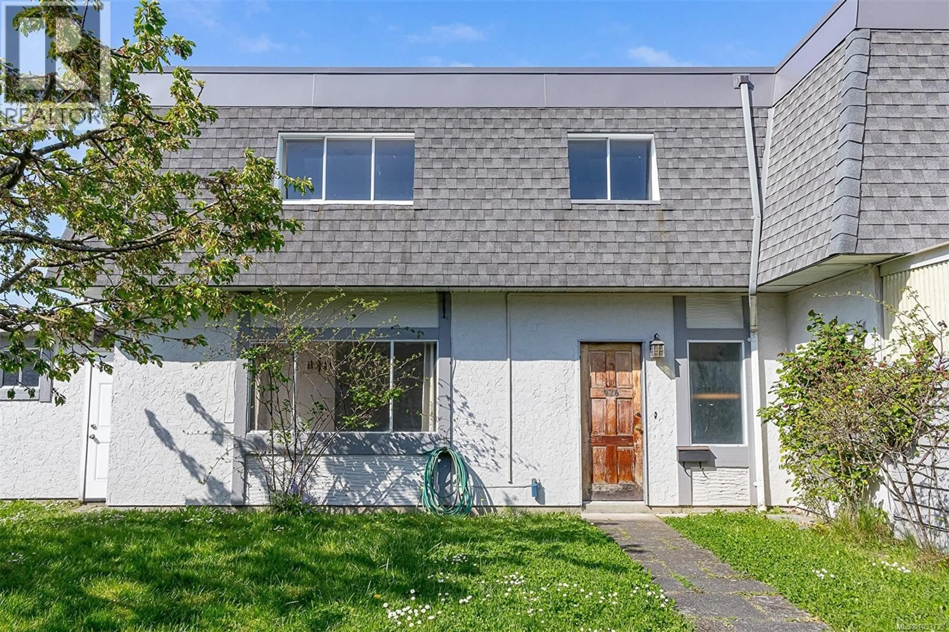 Home with vinyl exterior material, street for 926 MARKET STREET, Victoria British Columbia V8T2E9