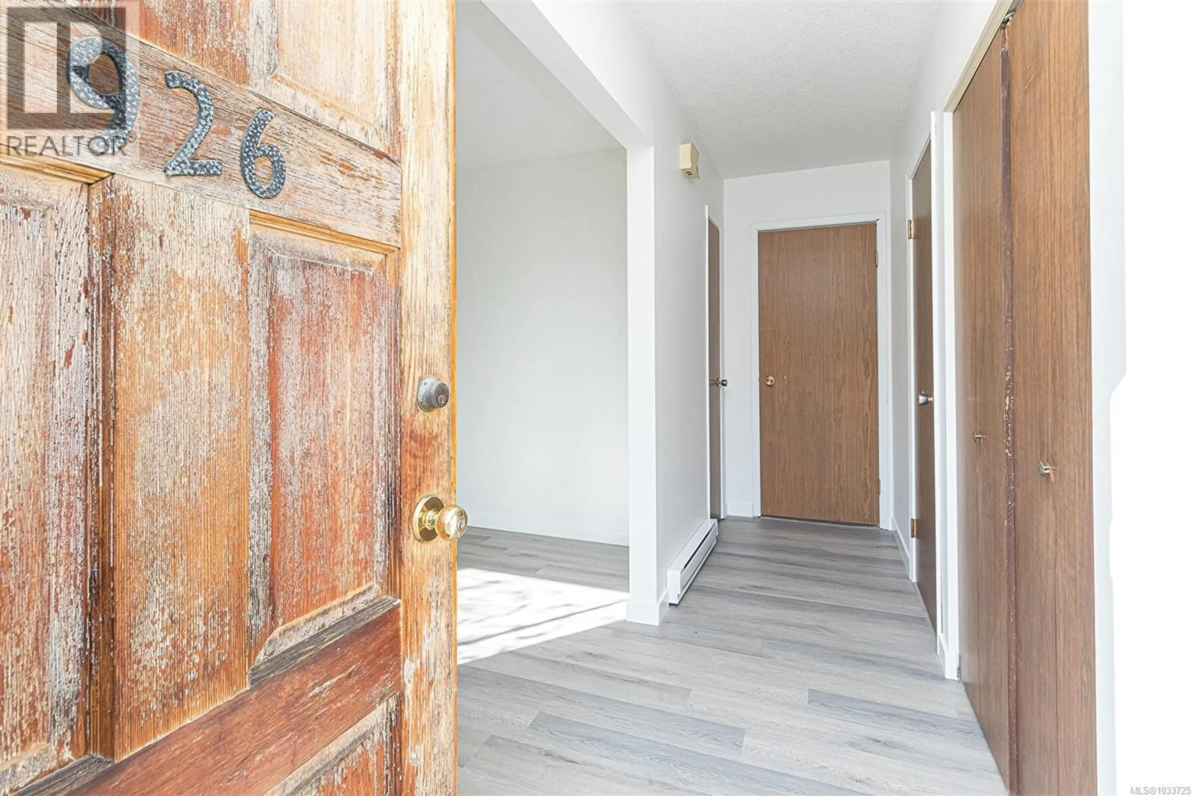 Indoor entryway for 926 MARKET STREET, Victoria British Columbia V8T2E9