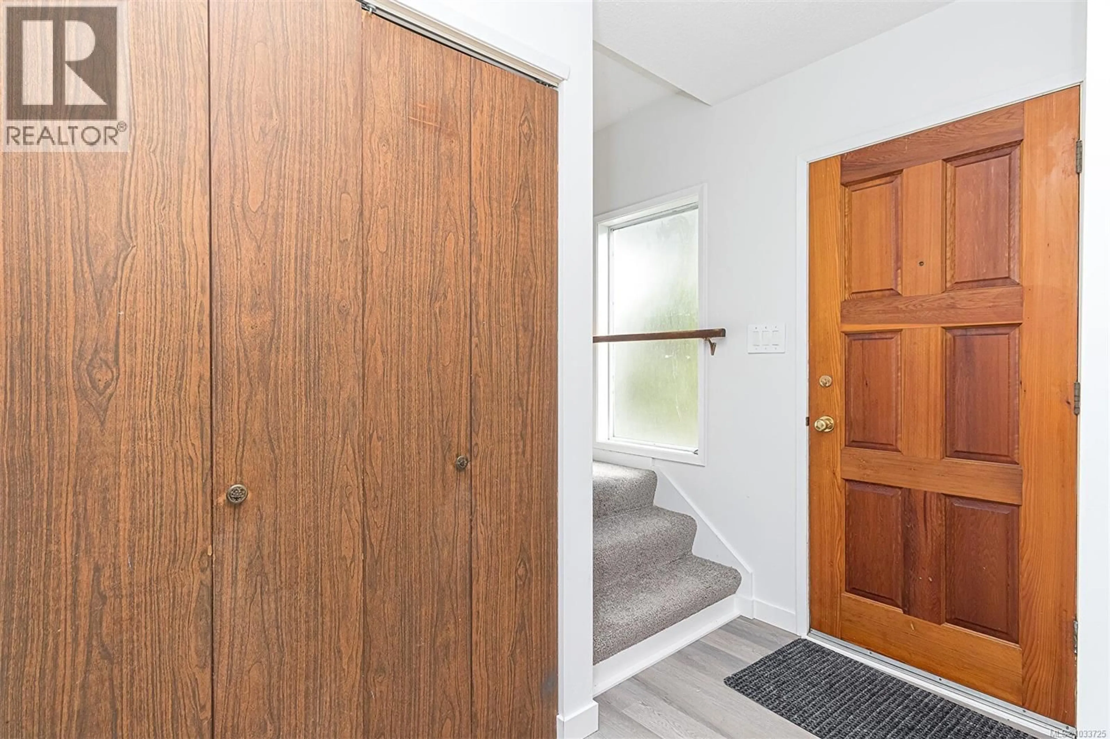 Indoor entryway for 926 MARKET STREET, Victoria British Columbia V8T2E9