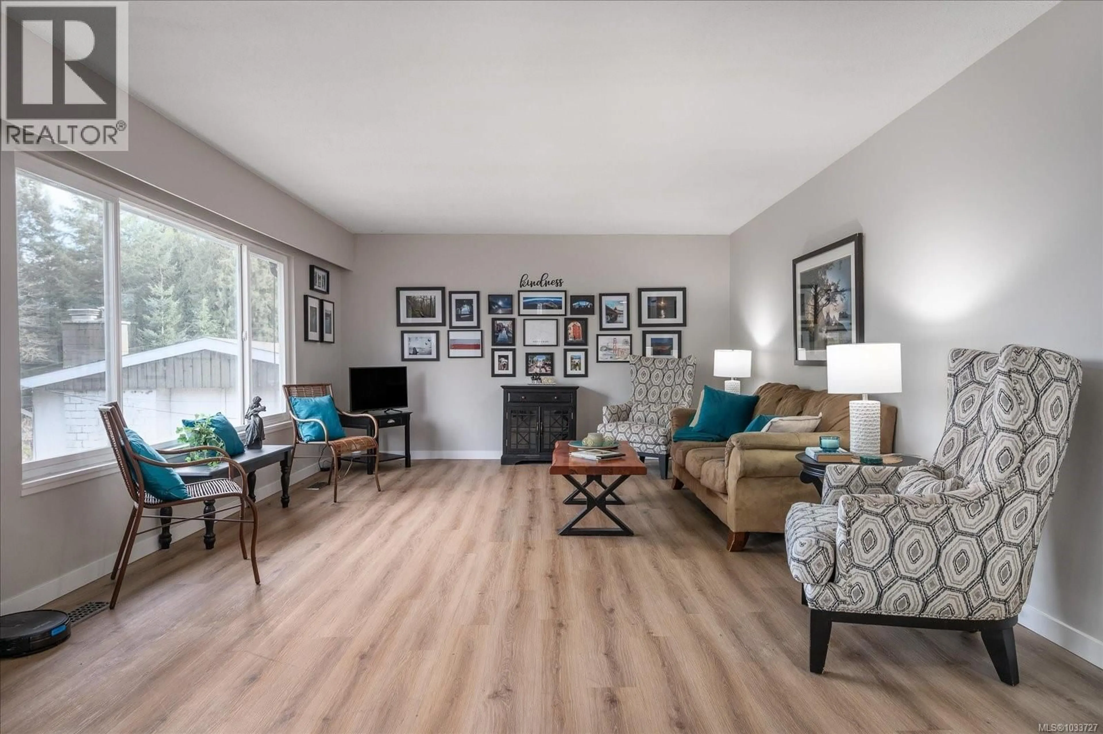 Living room with furniture, wood/laminate floor for 125 ARBUTUS CRESCENT, Ladysmith British Columbia V9G1T8
