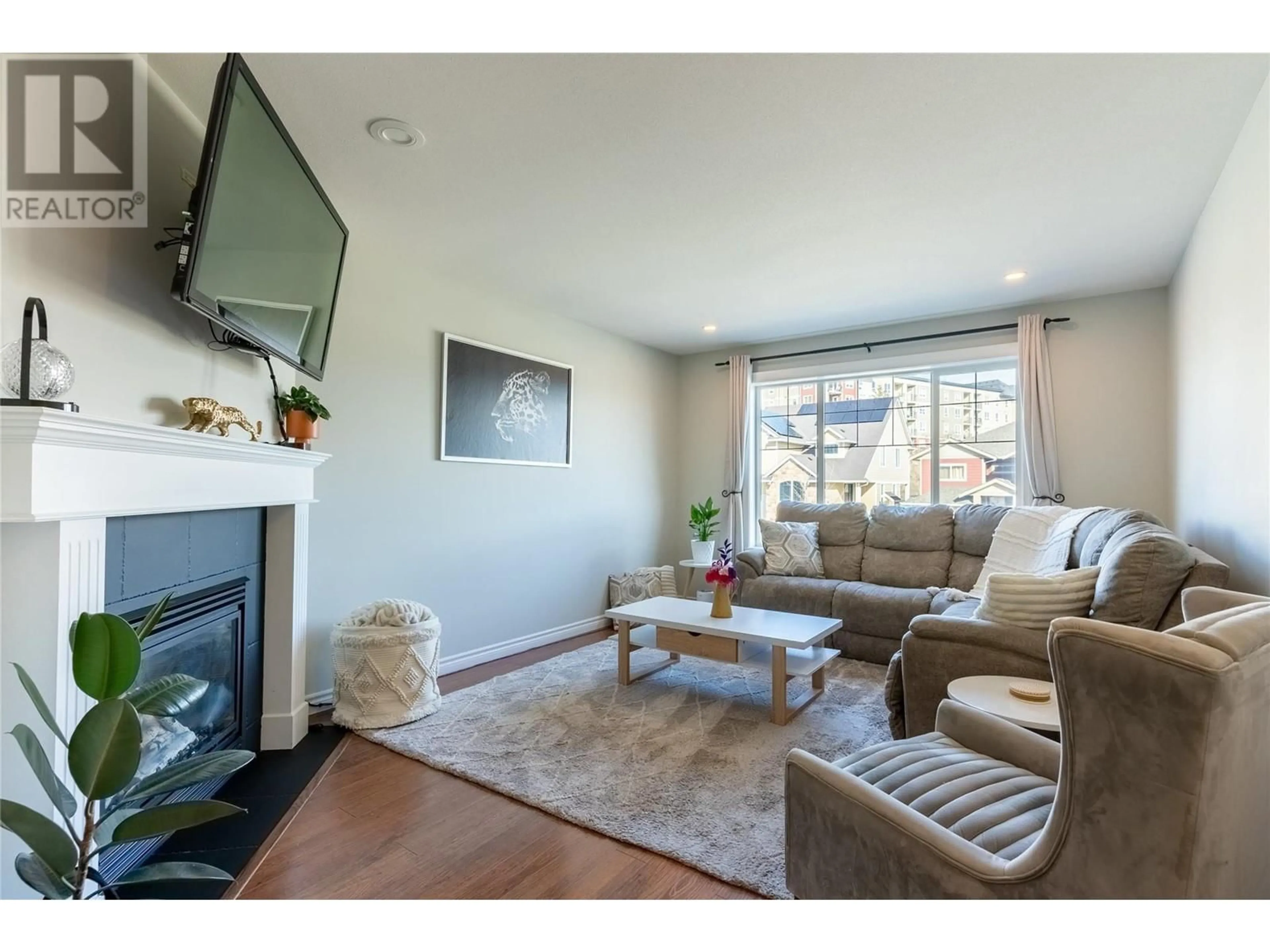 Living room with furniture, wood/laminate floor for 1808 PRIMROSE CRESCENT, Kamloops British Columbia V1S0A6