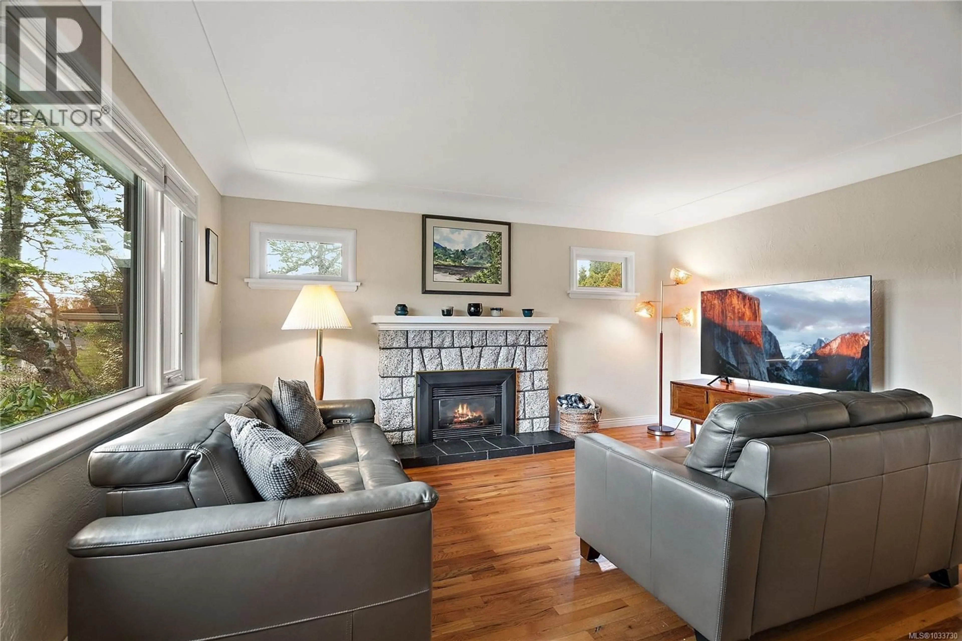 Living room with furniture, unknown for 3450 DONCASTER DRIVE, Saanich British Columbia V8P3W1