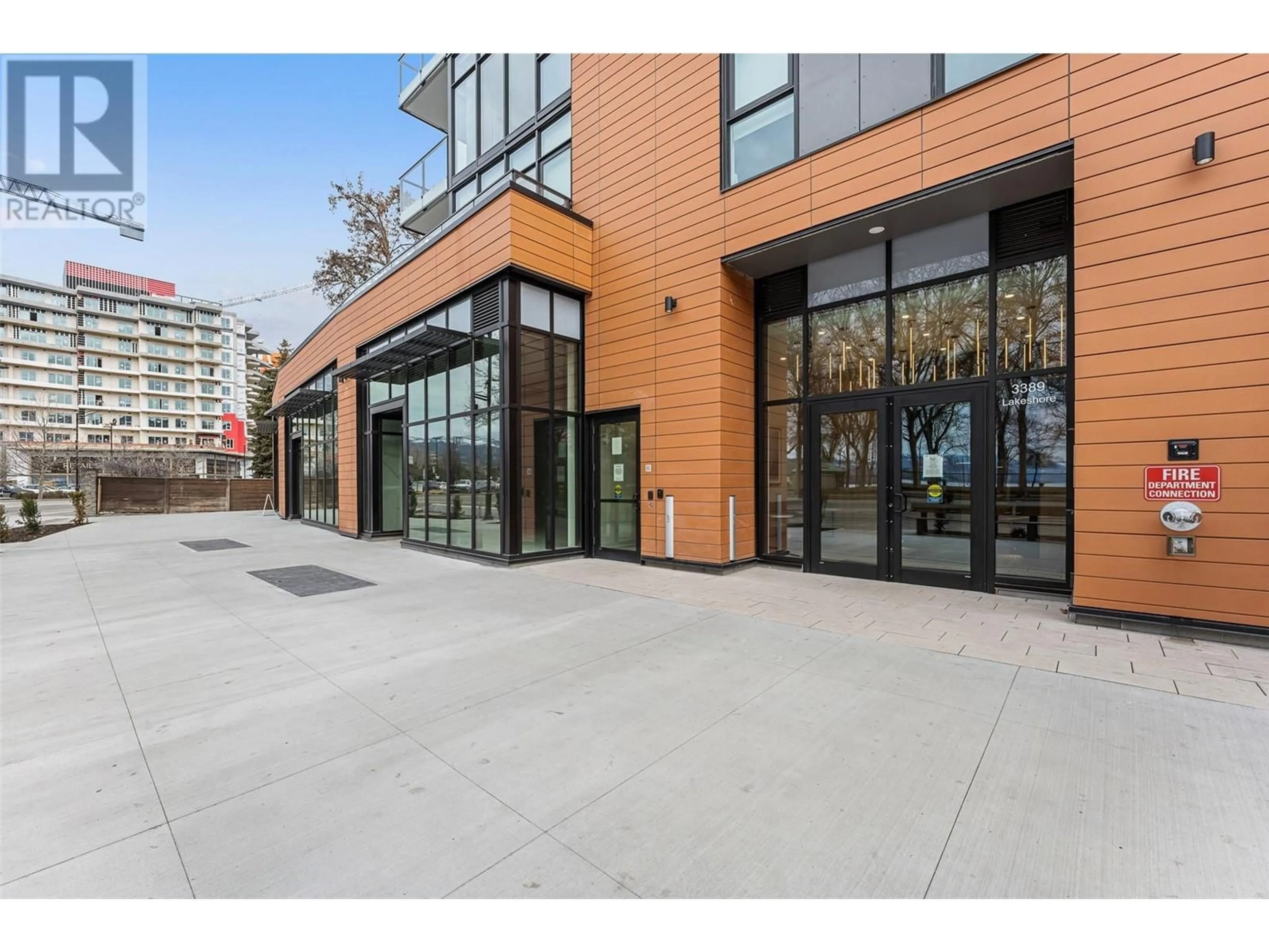 Indoor foyer for 605 - 3389 LAKESHORE ROAD, Kelowna British Columbia V1W0G5