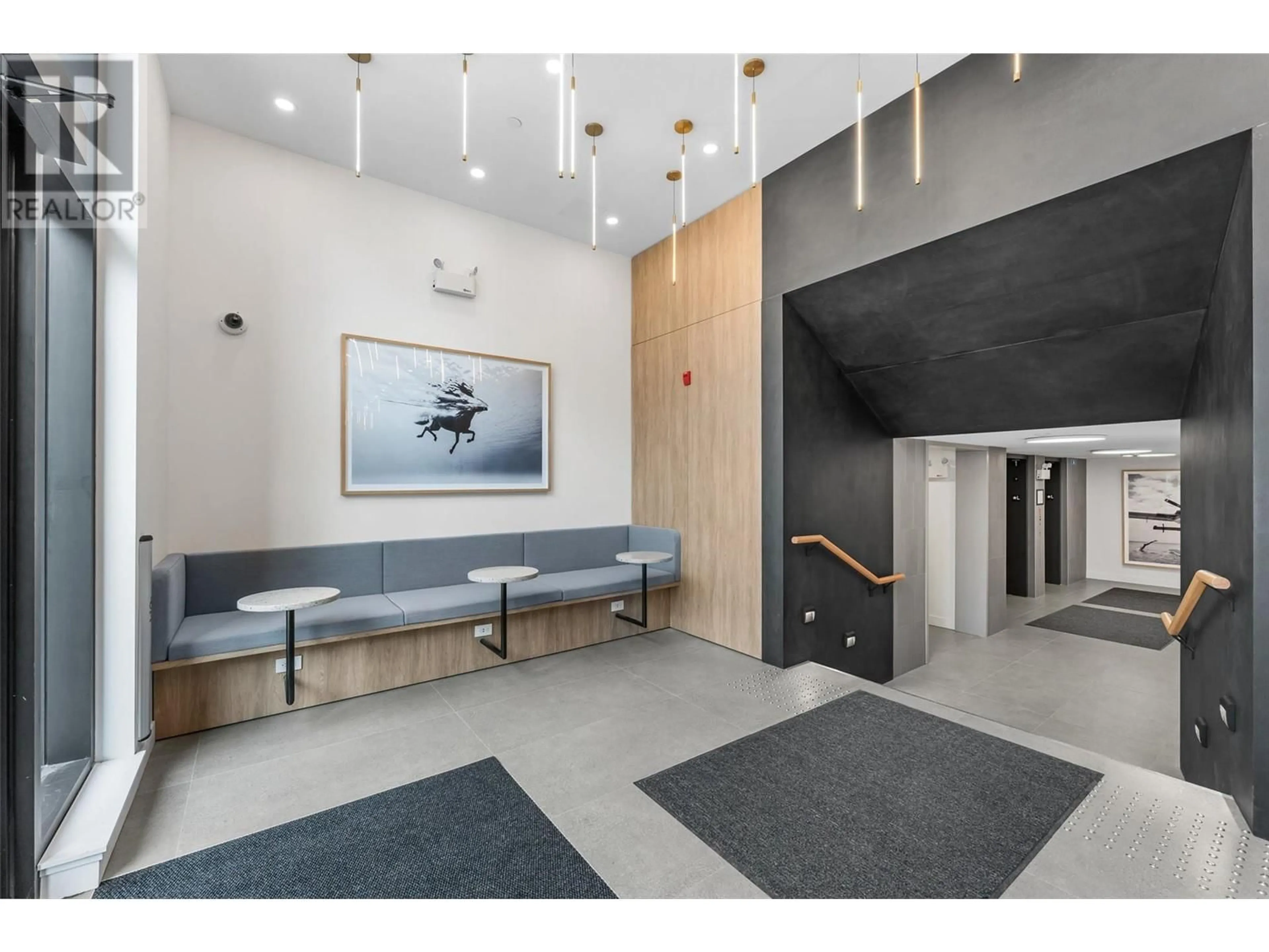 Indoor foyer for 605 - 3389 LAKESHORE ROAD, Kelowna British Columbia V1W0G5