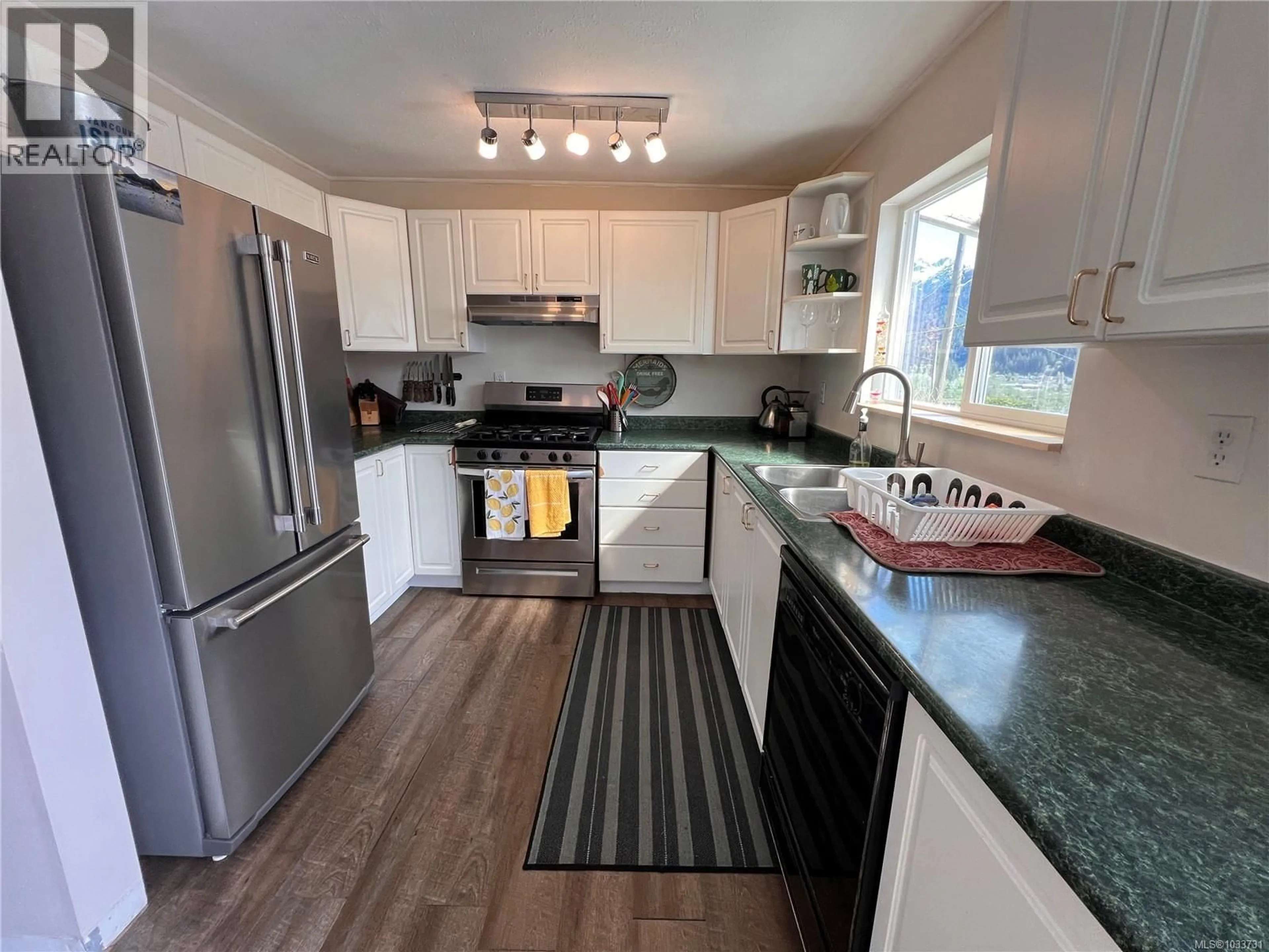 Open concept kitchen, unknown for 580 CARDIAC CLIMB, Tahsis British Columbia V0R1X0