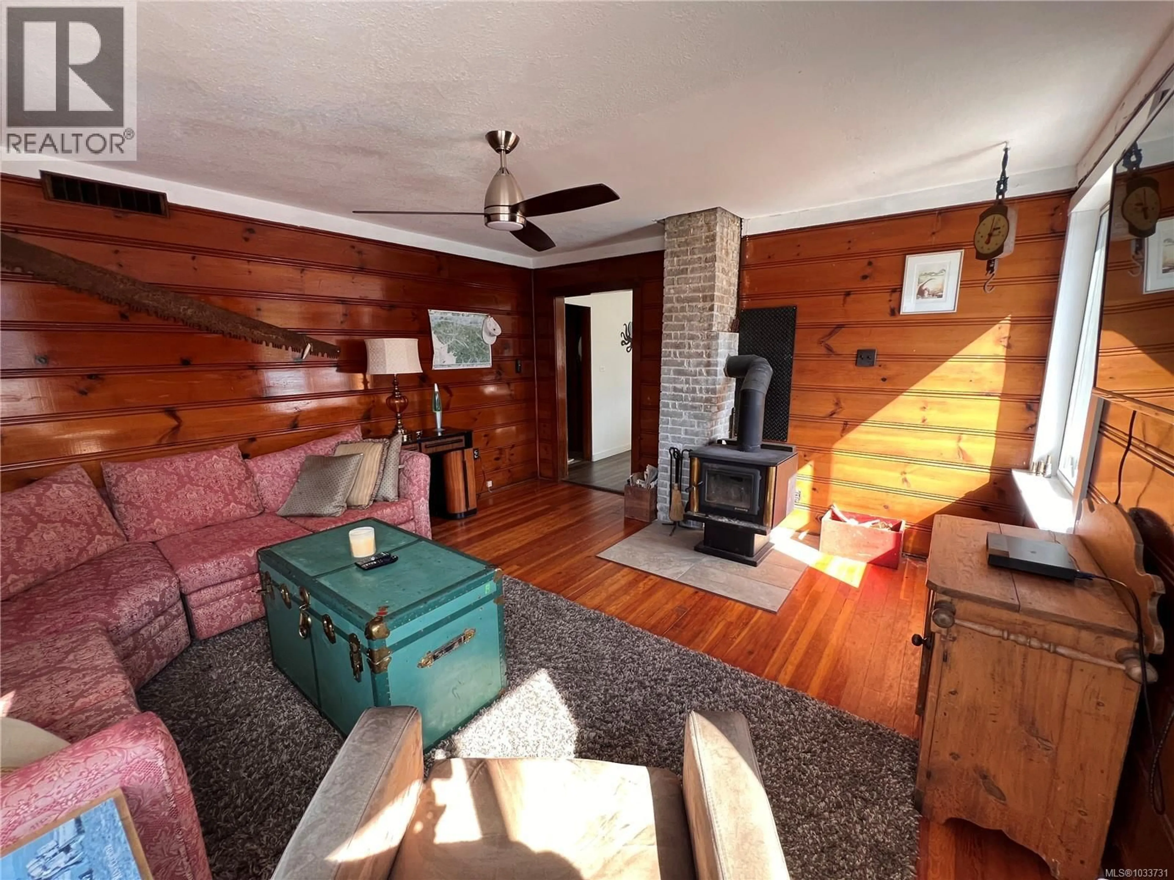 Living room with furniture, wood/laminate floor for 580 CARDIAC CLIMB, Tahsis British Columbia V0R1X0
