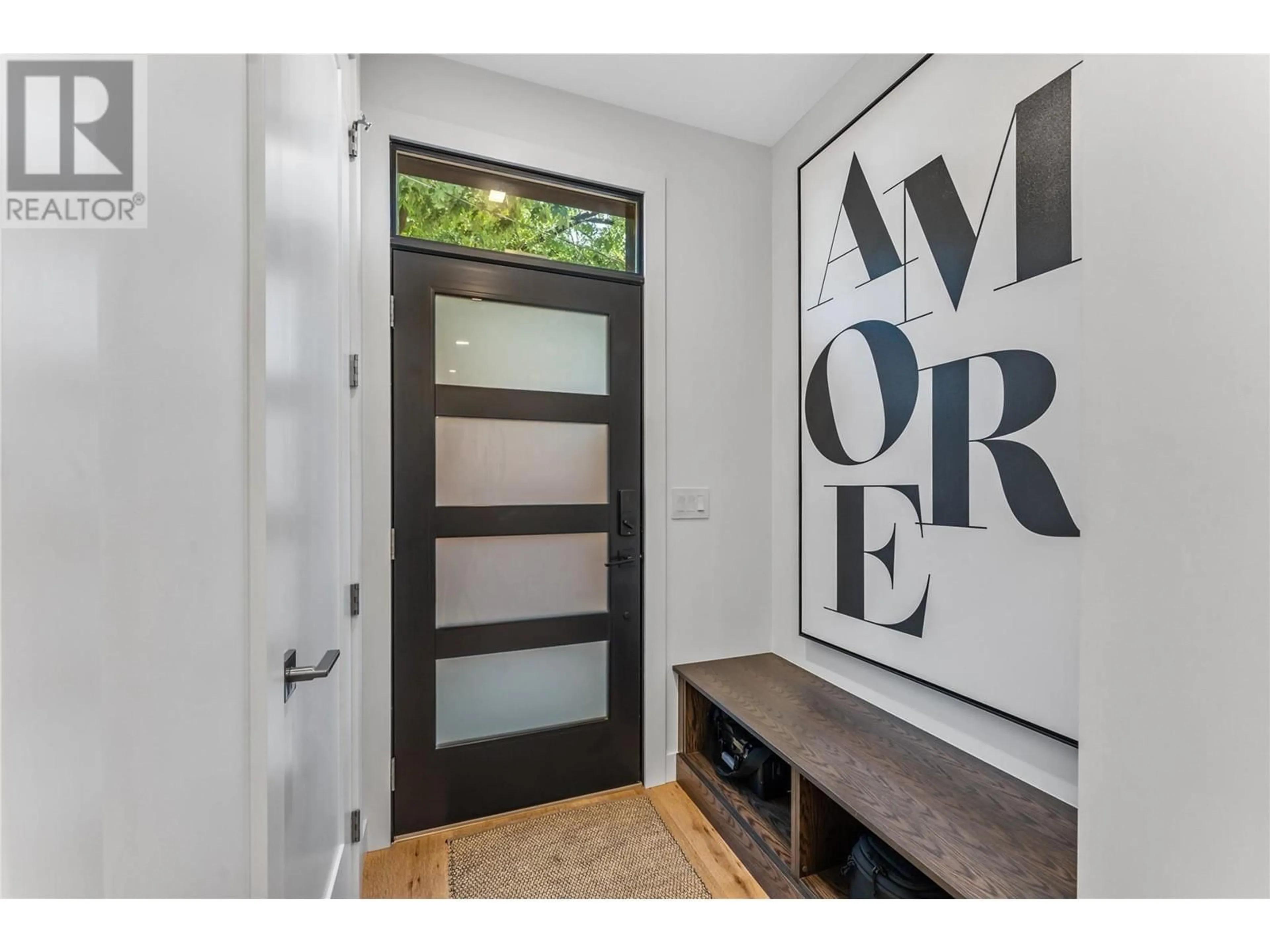 Indoor entryway for 1876-1878 ETHEL STREET, Kelowna British Columbia V1Y2Z4