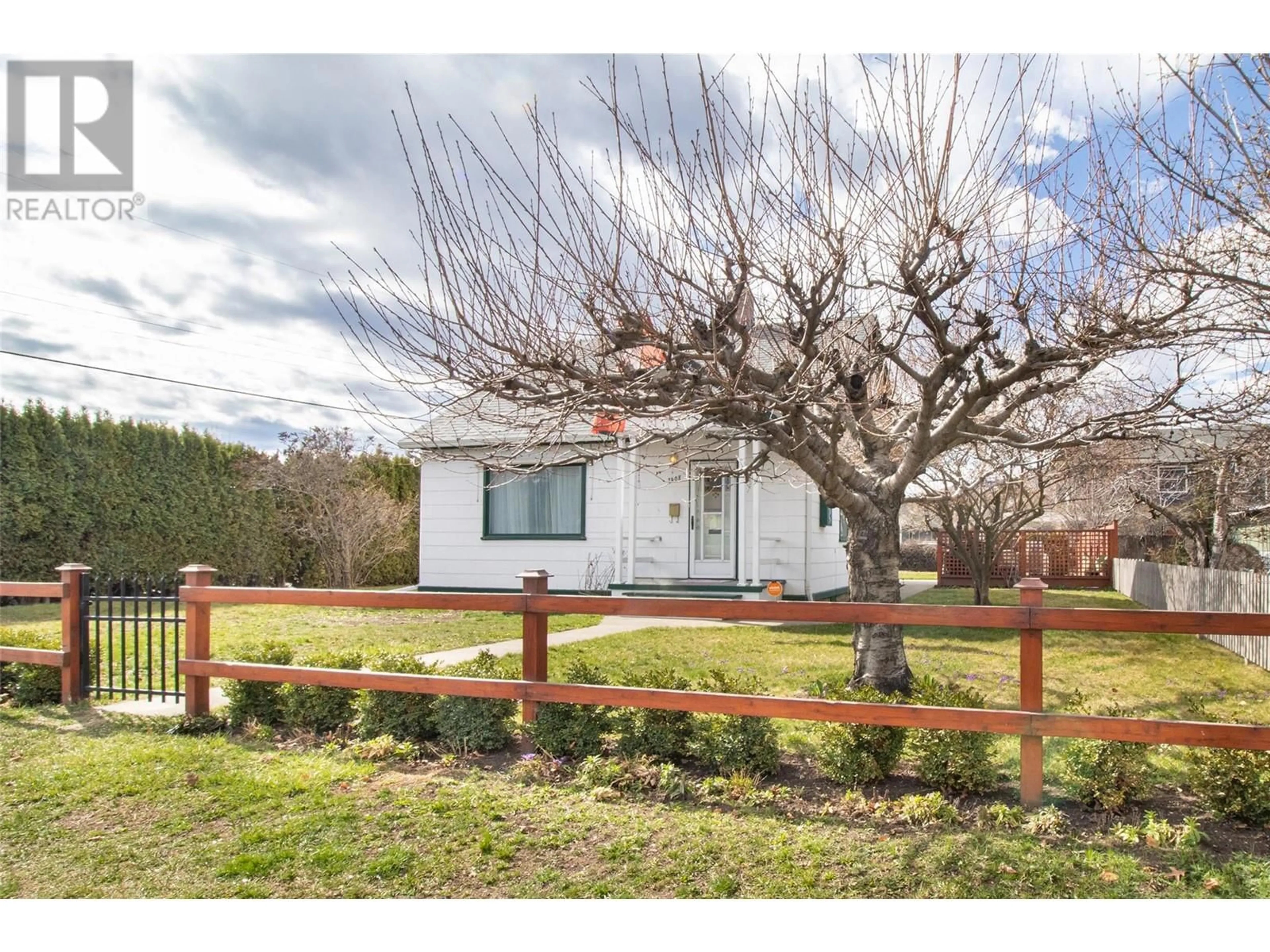 A pic from outside/outdoor area/front of a property/back of a property/a pic from drone, street for 1408 GRAHAM STREET, Kelowna British Columbia V1Y3A8