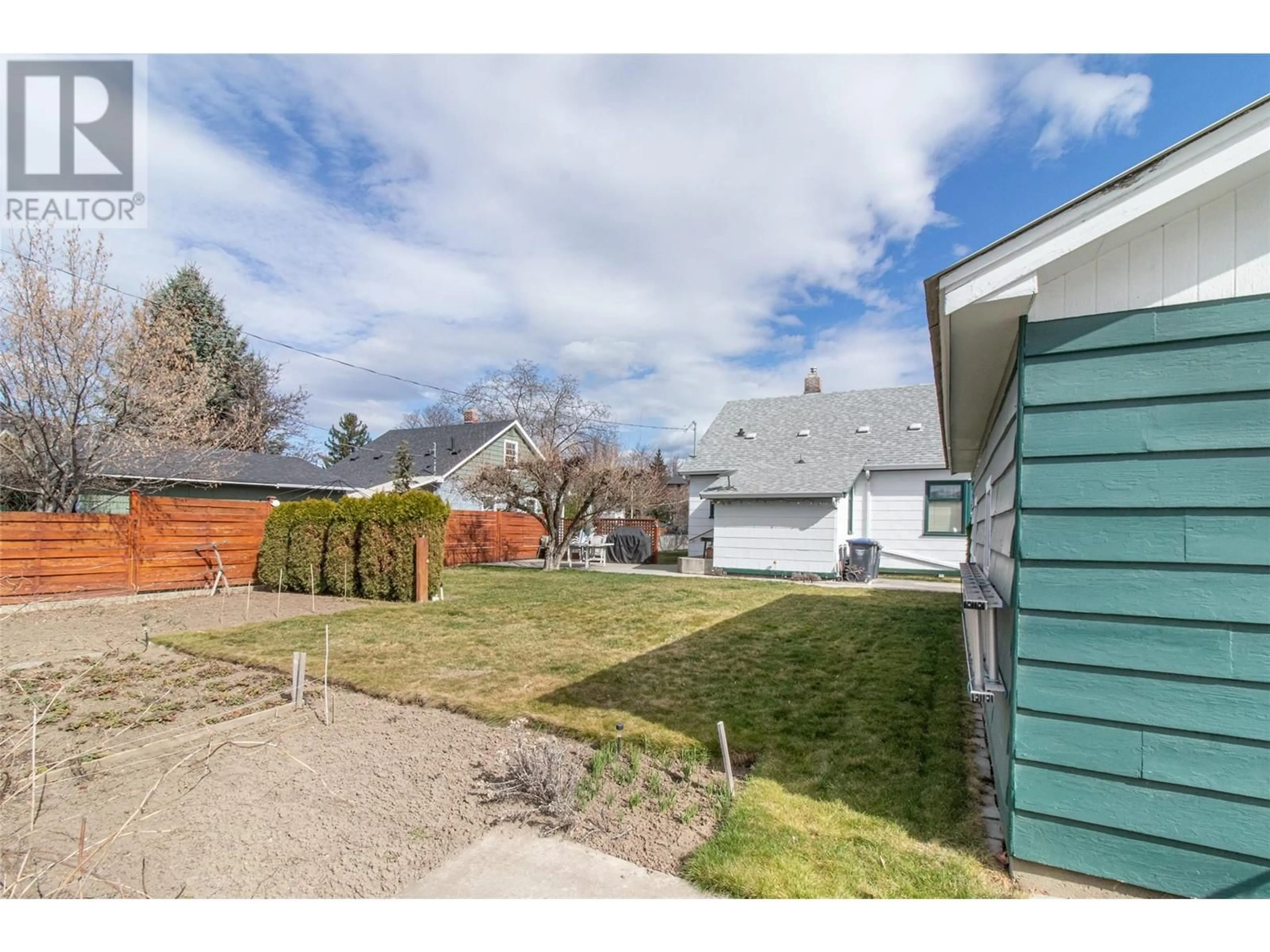 A pic from outside/outdoor area/front of a property/back of a property/a pic from drone, street for 1408 GRAHAM STREET, Kelowna British Columbia V1Y3A8