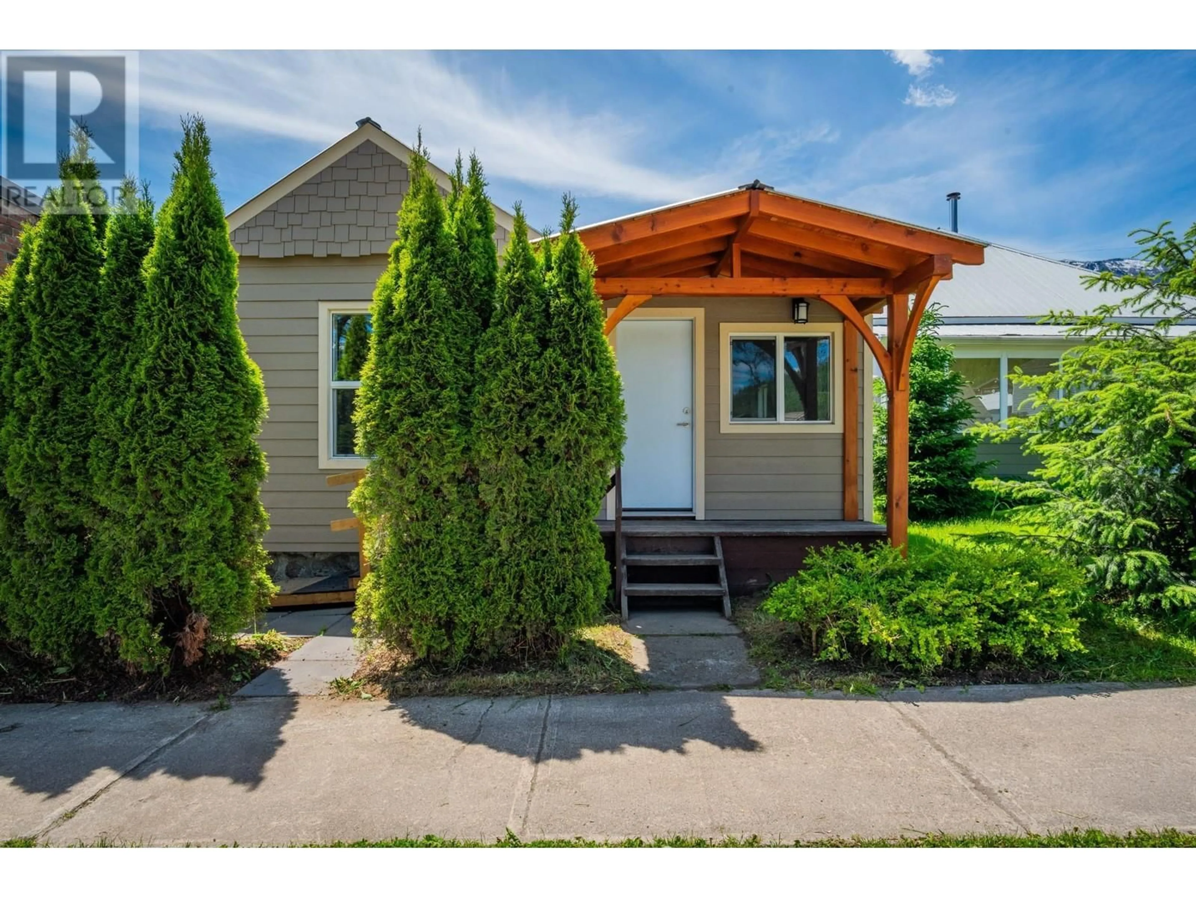 Home with vinyl exterior material, street for 411 A Avenue, Kaslo British Columbia V0G1M0