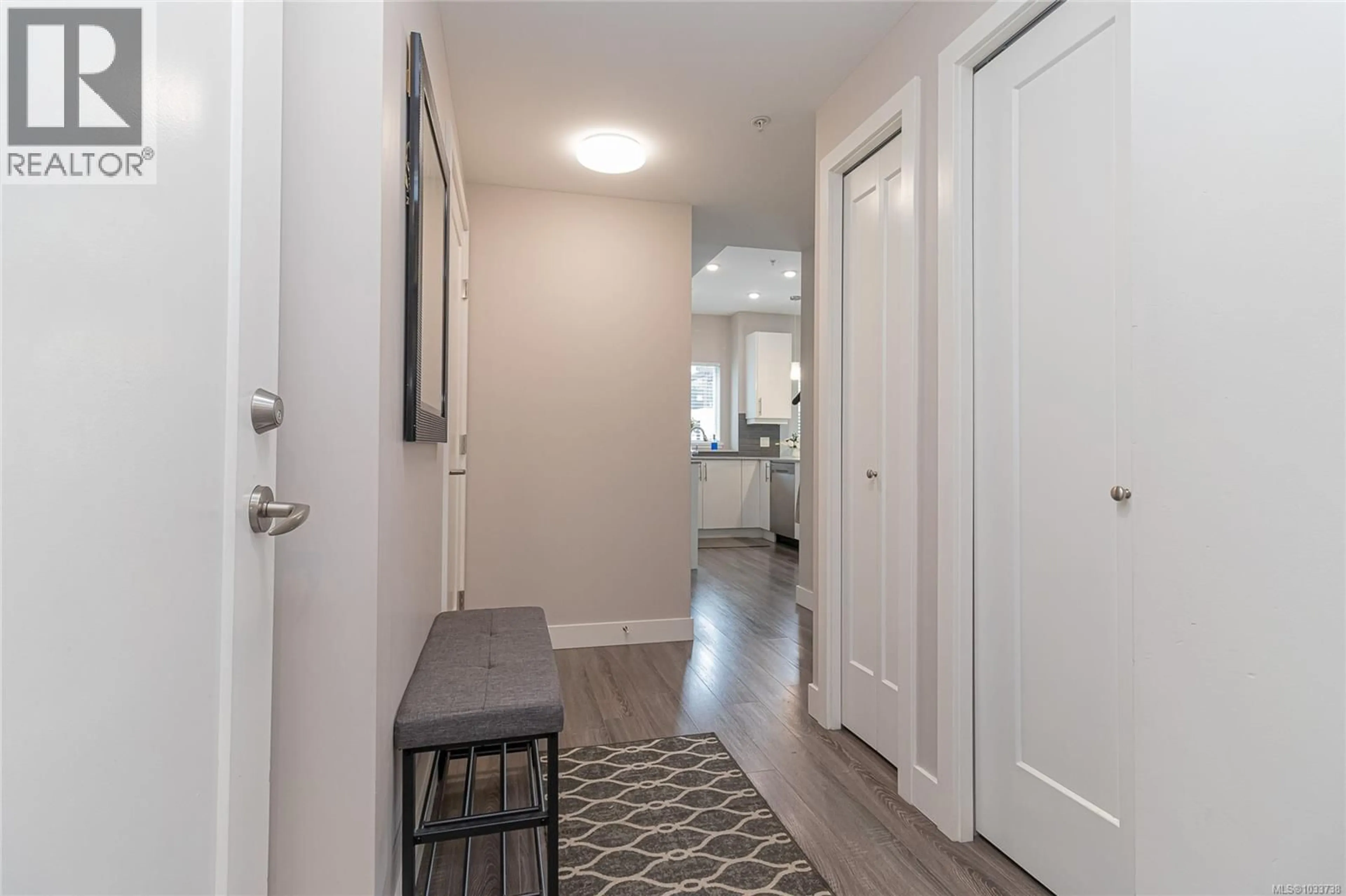 Indoor entryway for 203 - 1020 INVERNESS ROAD, Saanich British Columbia V8X2S1