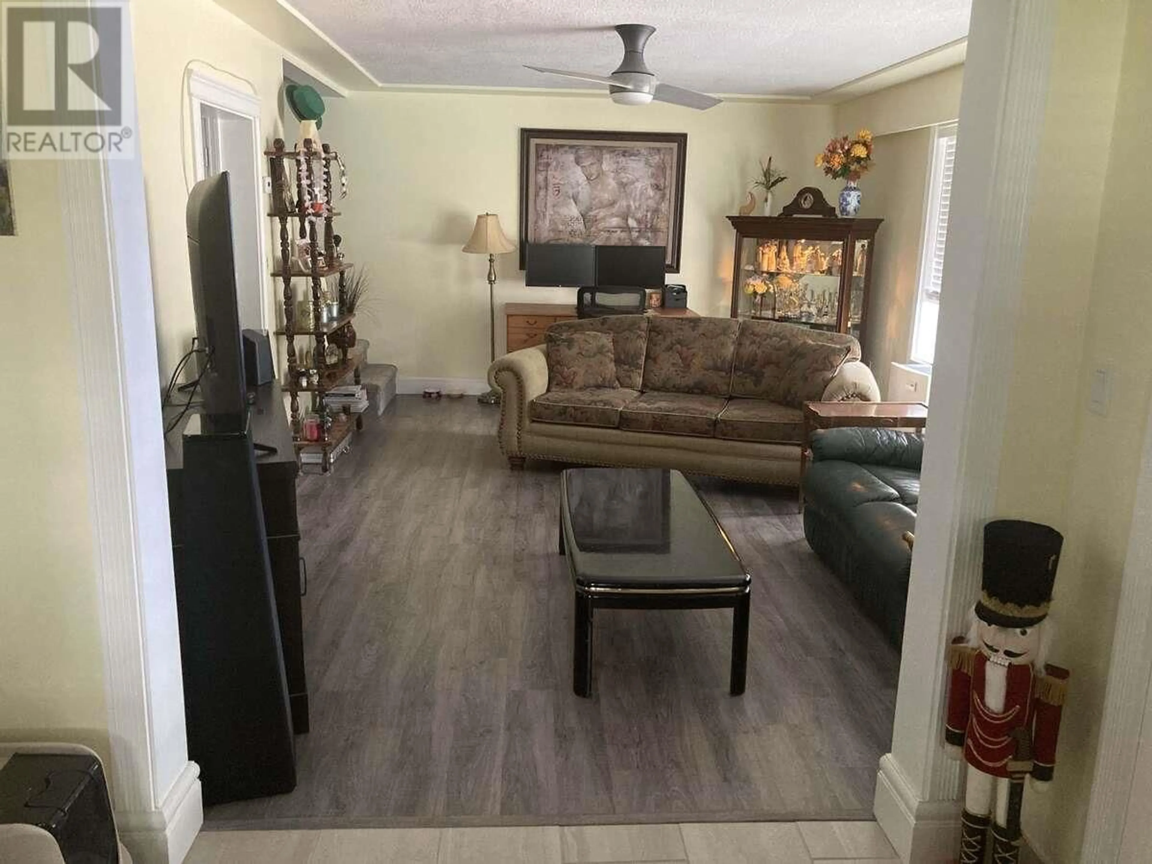 Living room with furniture, unknown for 456 FOURTH AVENUE, Midway British Columbia V0H1M0