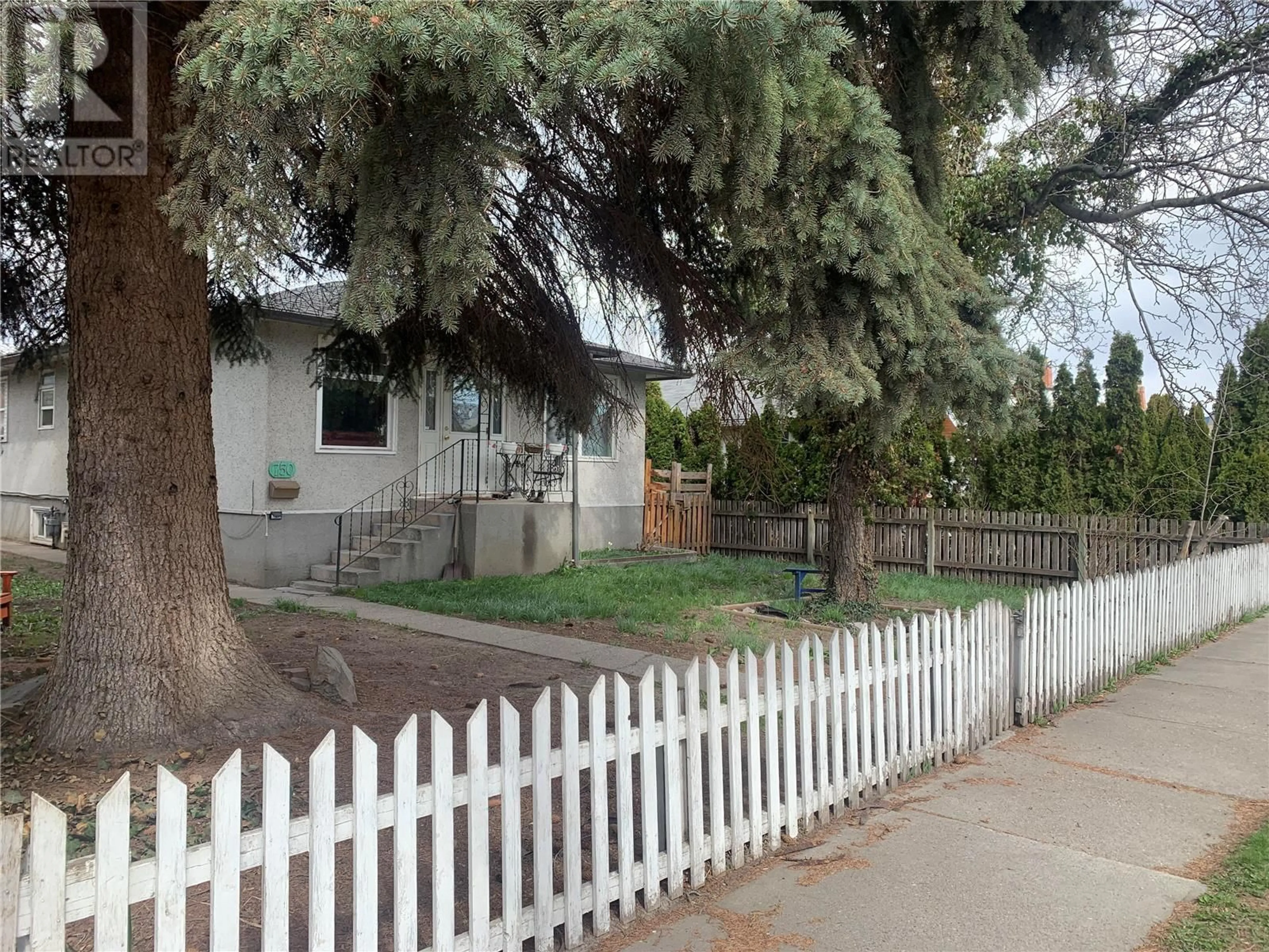A pic from outside/outdoor area/front of a property/back of a property/a pic from drone, street for 750 FULLER AVENUE, Kelowna British Columbia V1Y6X3