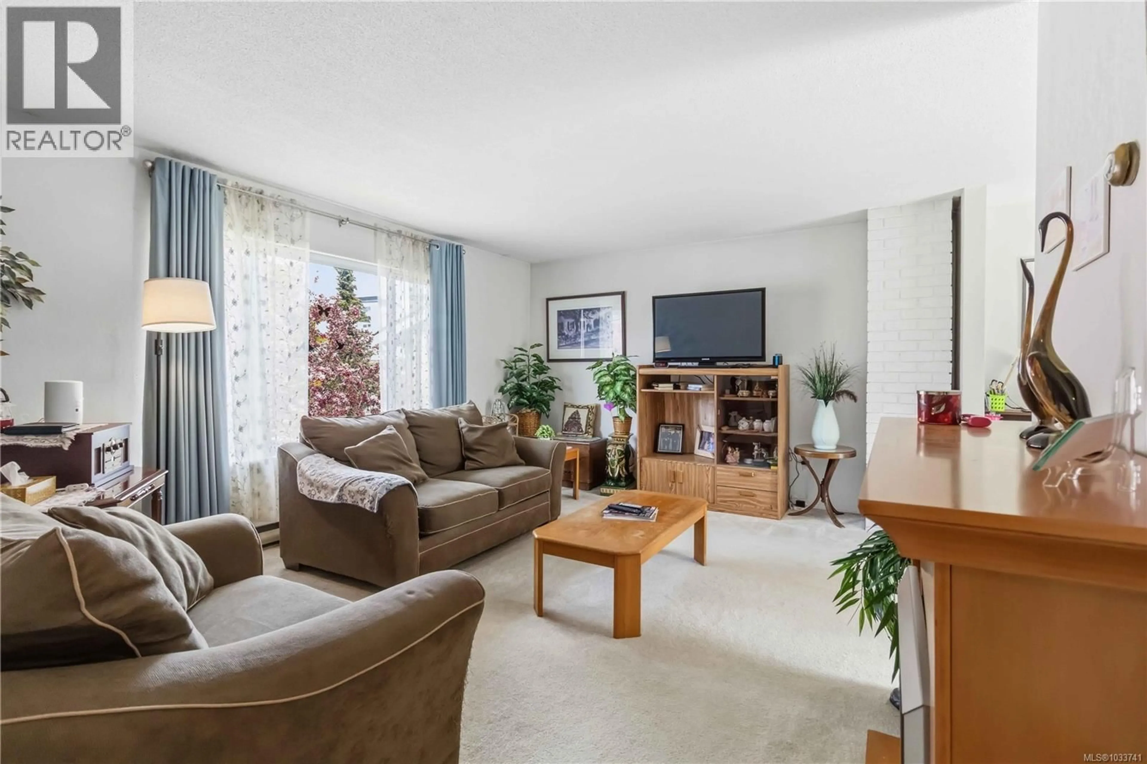 Living room with furniture, unknown for 13 - 7675 EAST SAANICH ROAD, Central Saanich British Columbia V8M1L9