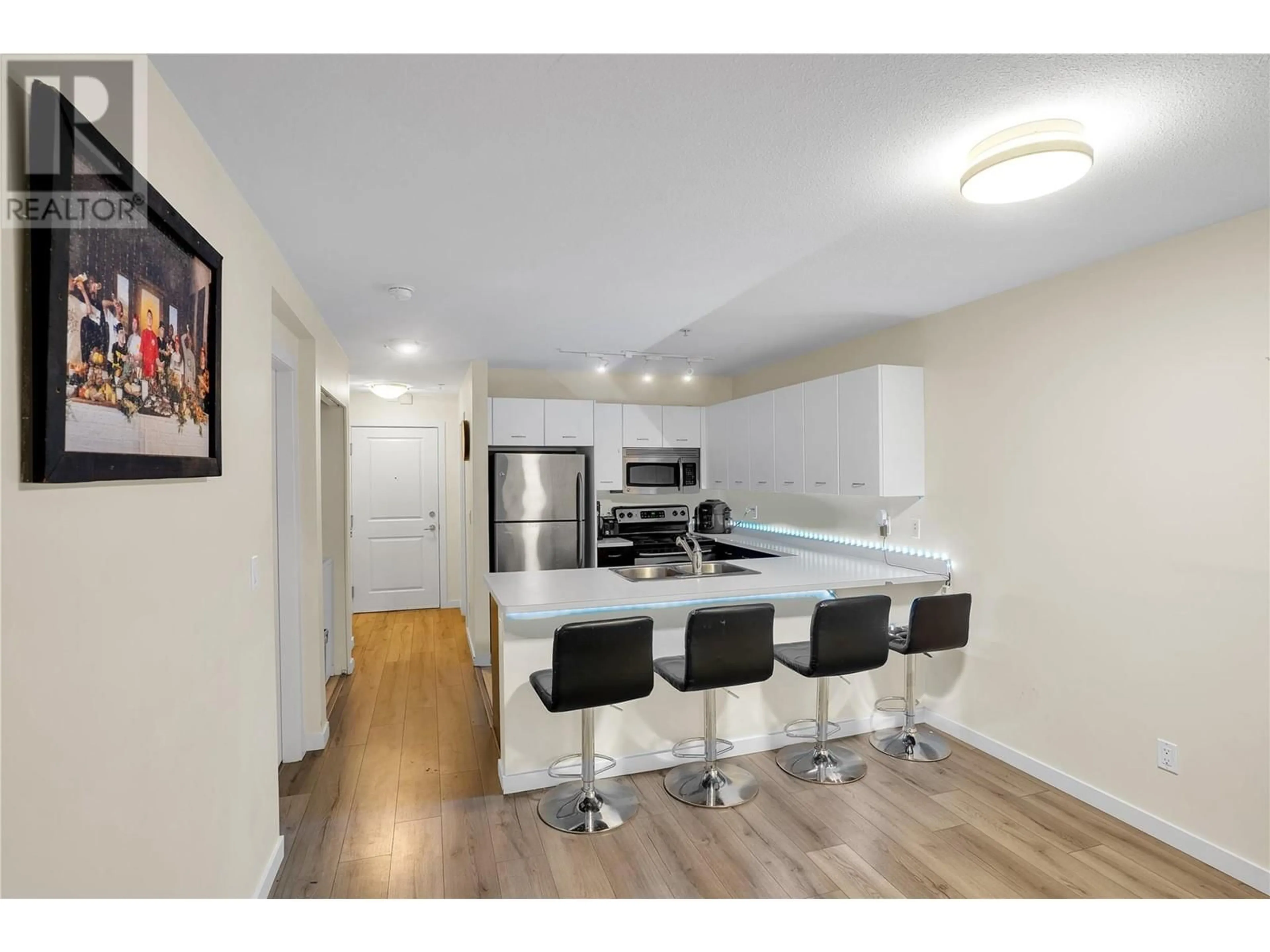 Open concept kitchen, wood/laminate floor for 204 - 533 YATES ROAD, Kelowna British Columbia V1V2T7