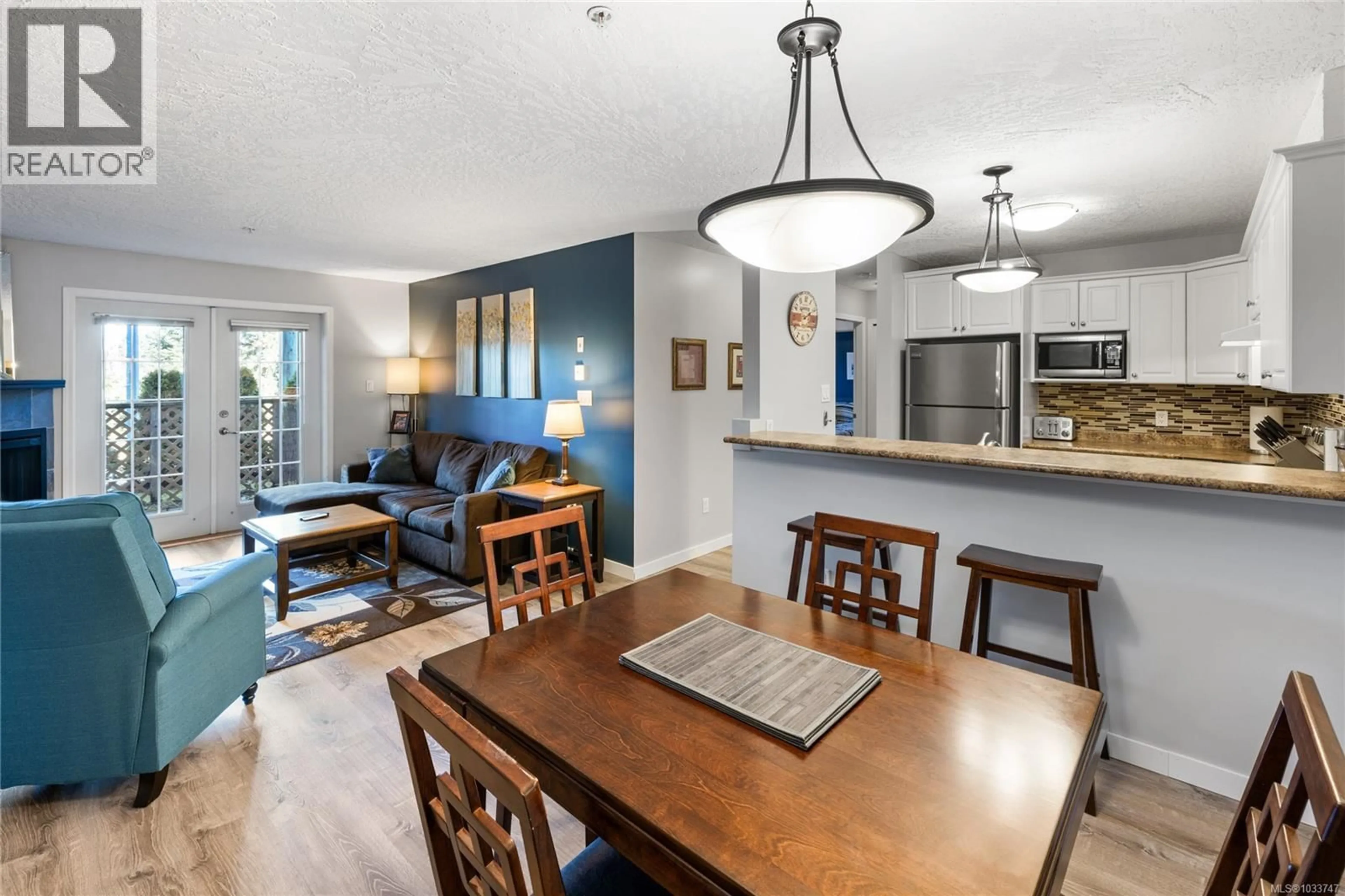 Open concept kitchen, wood/laminate floor for 2 - 8 WHITE STREET, Ladysmith British Columbia V9G1A7