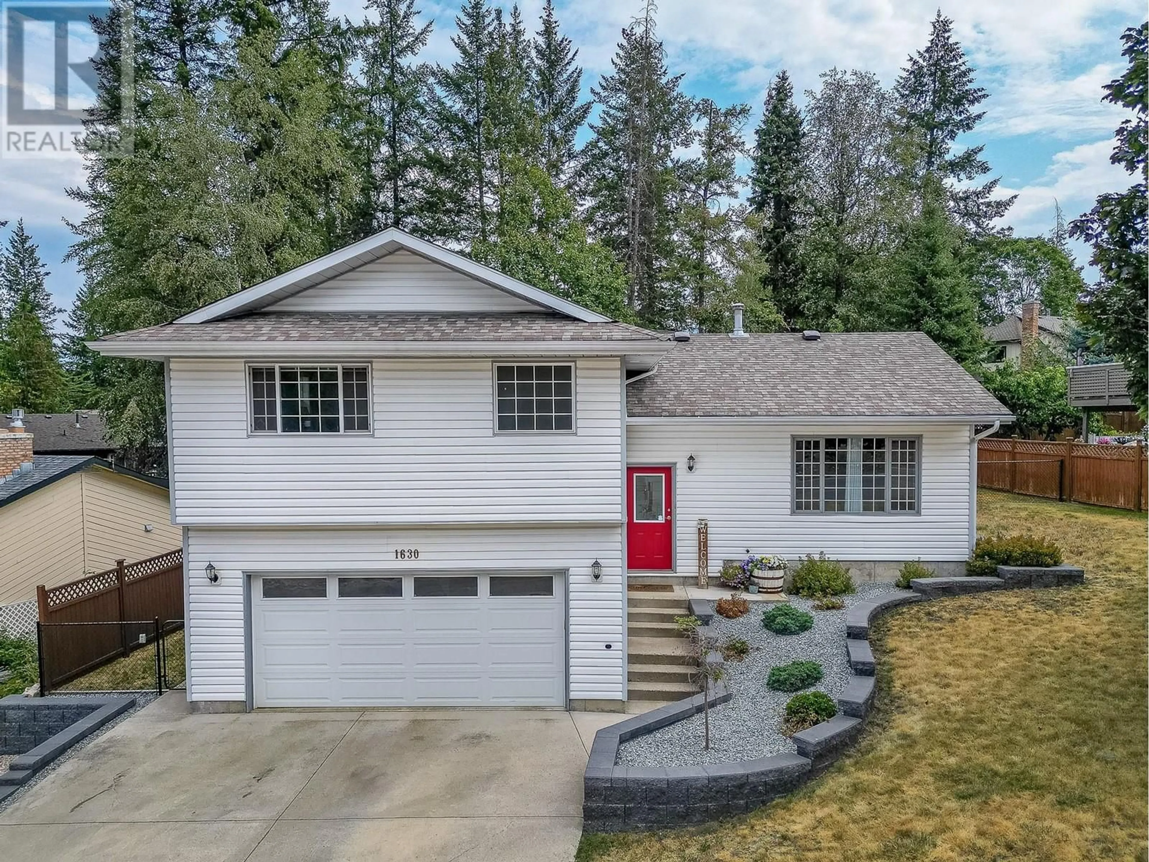Home with vinyl exterior material, street for 1630 17 STREET SOUTHEAST, Salmon Arm British Columbia V1E2M6