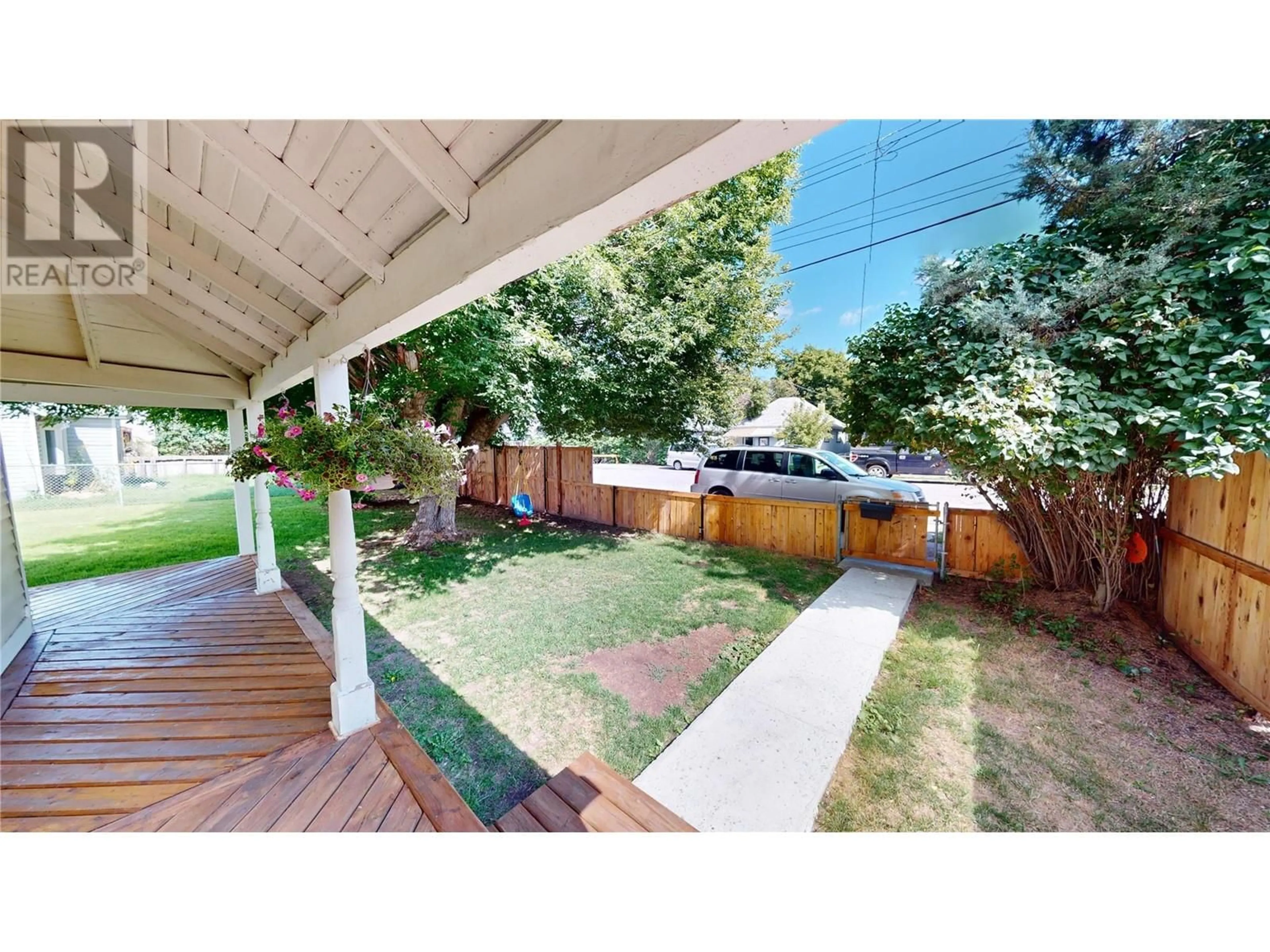 A pic from outside/outdoor area/front of a property/back of a property/a pic from drone, street for 223 4TH AVENUE SOUTH, Cranbrook British Columbia V1C2E4