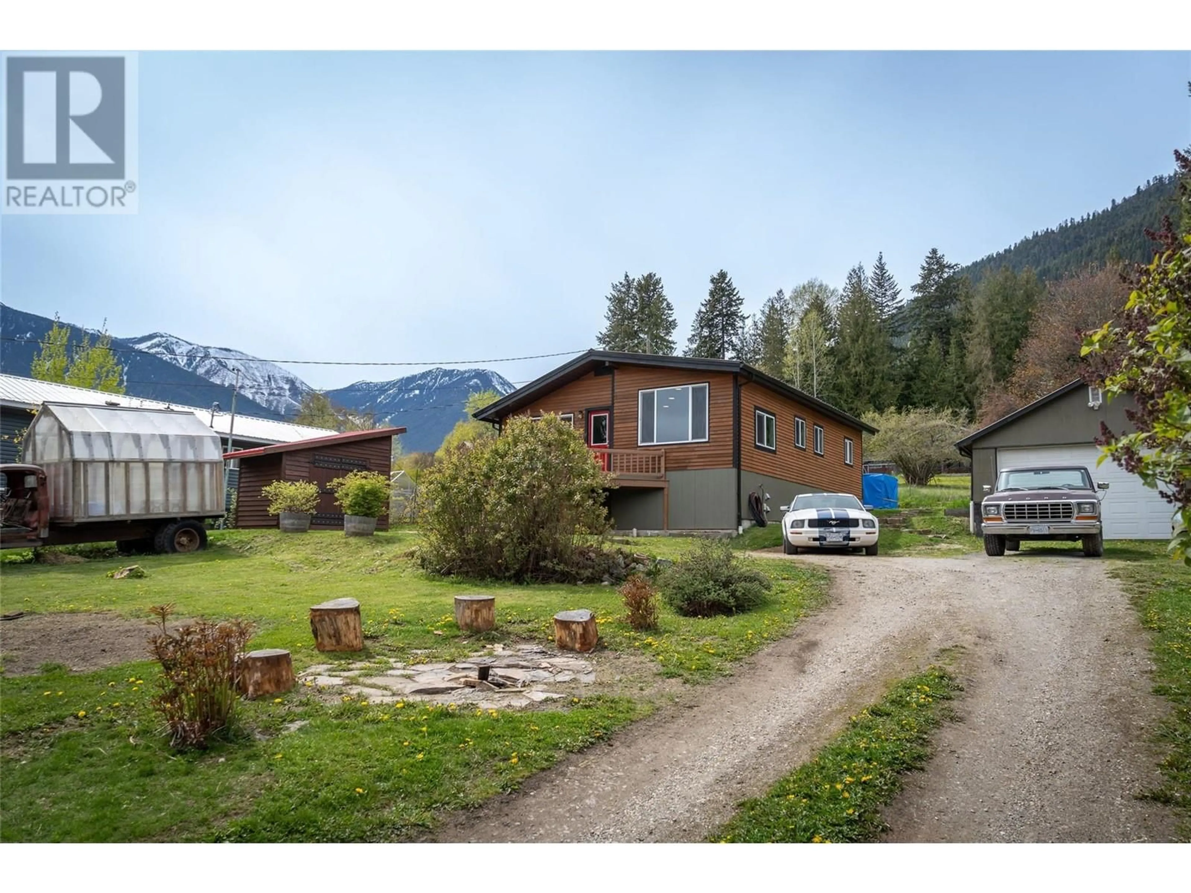 A pic from outside/outdoor area/front of a property/back of a property/a pic from drone, mountain view for 127 8TH NORTH STREET, Kaslo British Columbia V0G1M0