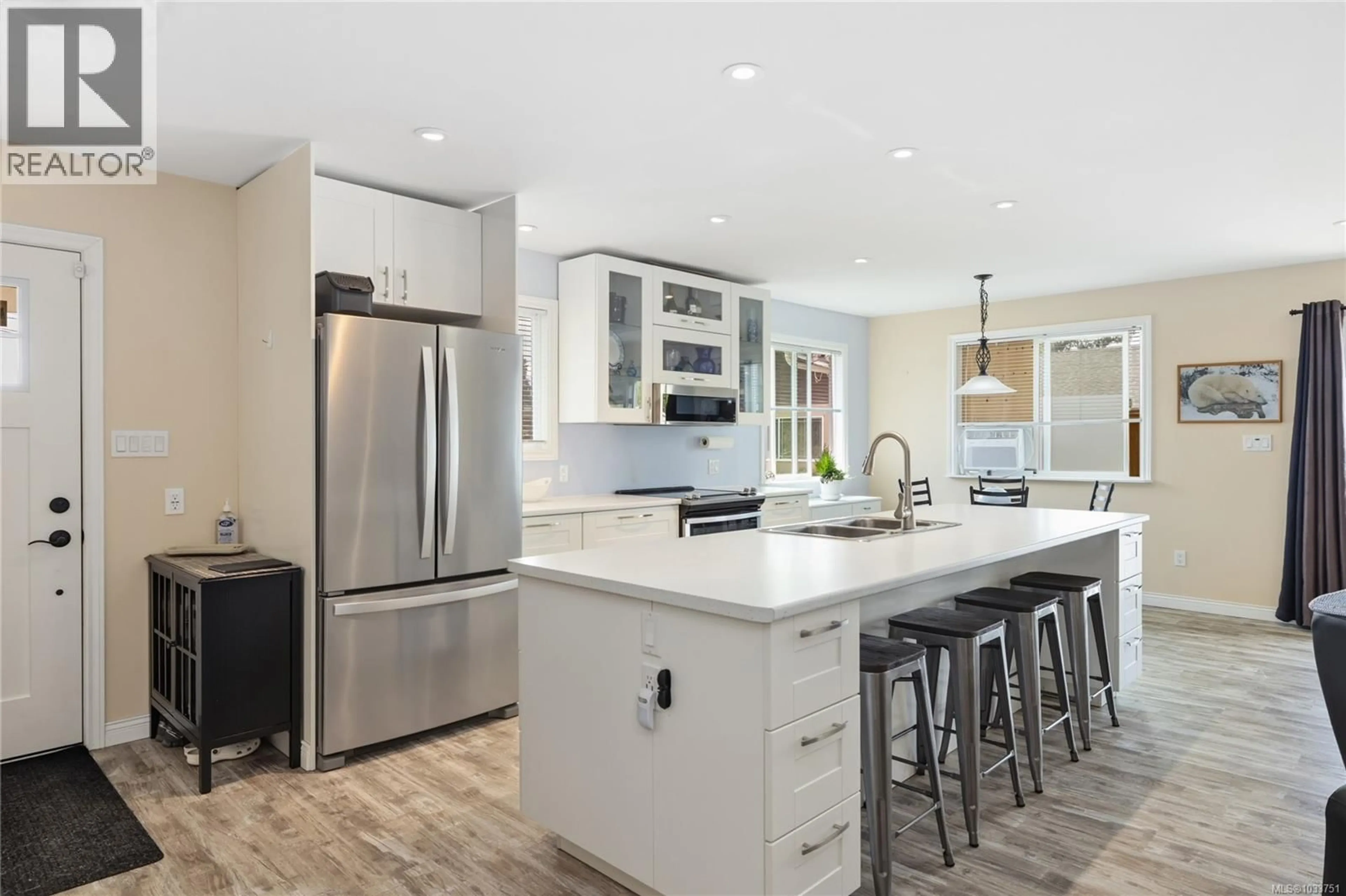 Open concept kitchen, ceramic/tile floor for E - 5784 LAKES ROAD, Duncan British Columbia V9L3E9