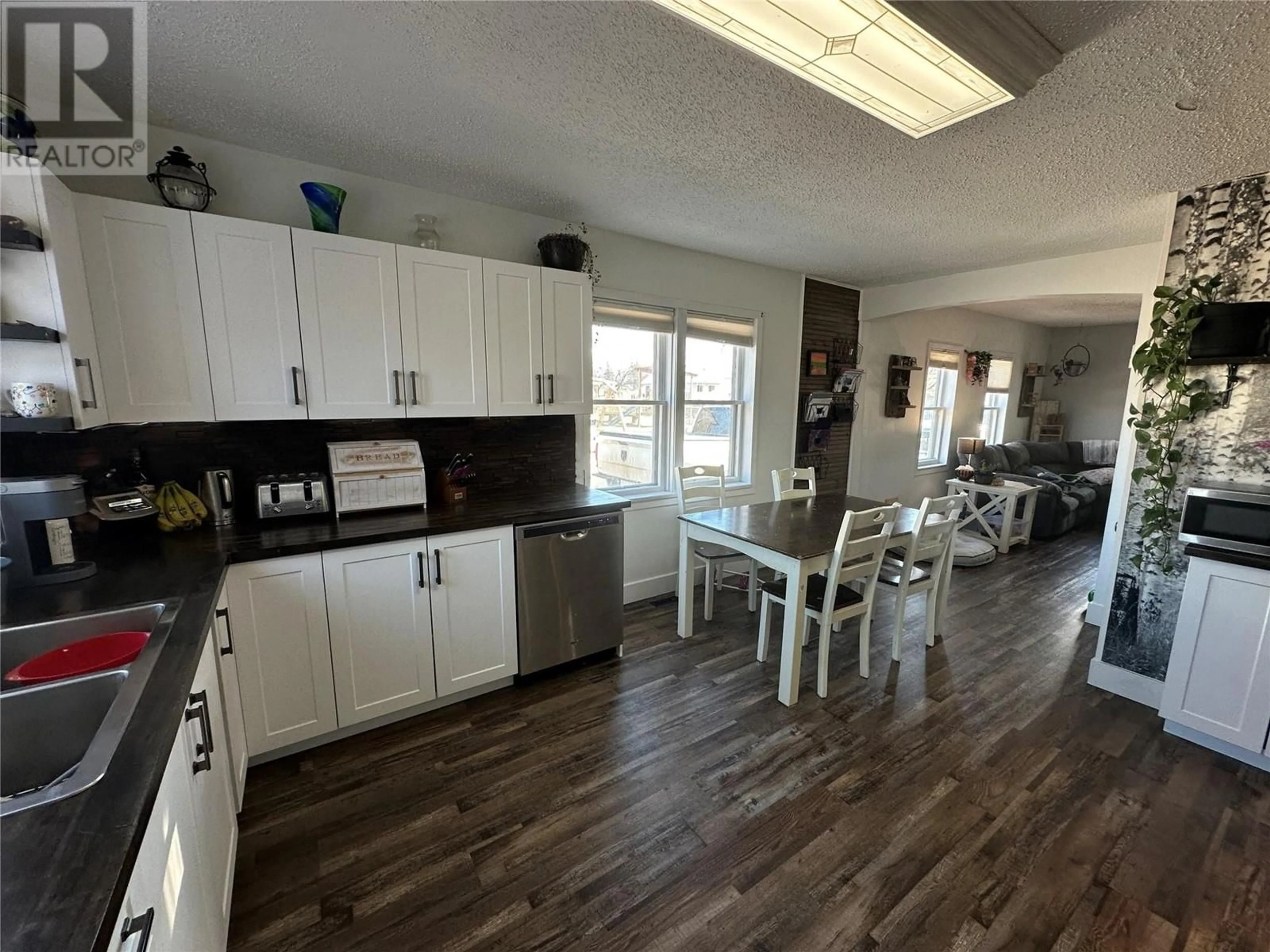 Open concept kitchen, unknown for 1310 104 Avenue, Dawson Creek British Columbia V1G2J6