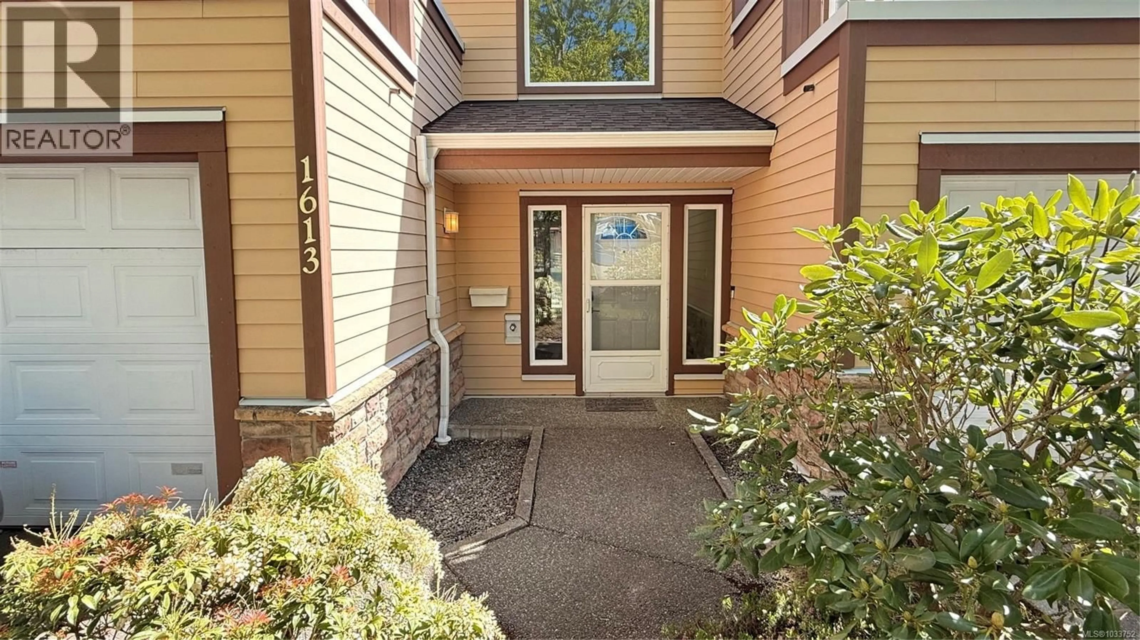 Indoor entryway for 1613 CREEKSIDE DRIVE, Nanaimo British Columbia V9S5V8