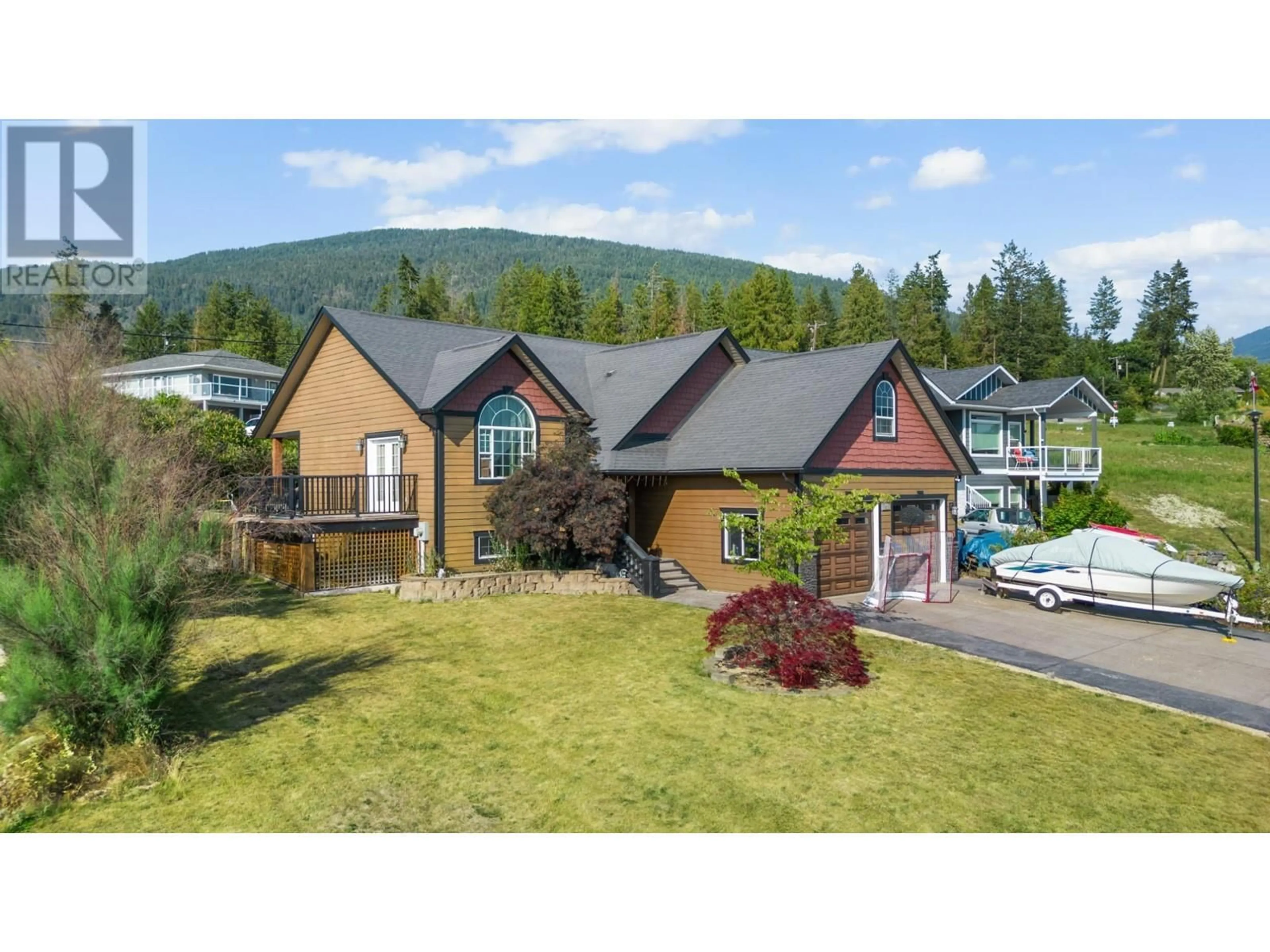 A pic from outside/outdoor area/front of a property/back of a property/a pic from drone, mountain view for 1028 PURCELL Crescent, Creston British Columbia V0B1G3