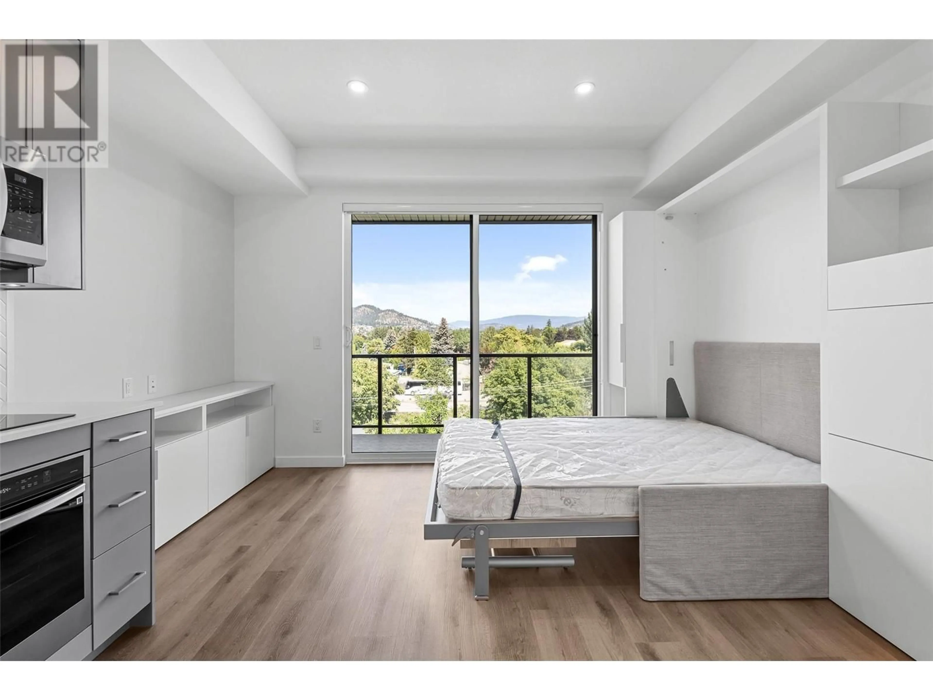 Bedroom with bed, wood/laminate floor for 507 - 1274 DEVONSHIRE AVENUE, Kelowna British Columbia V1Y6B7