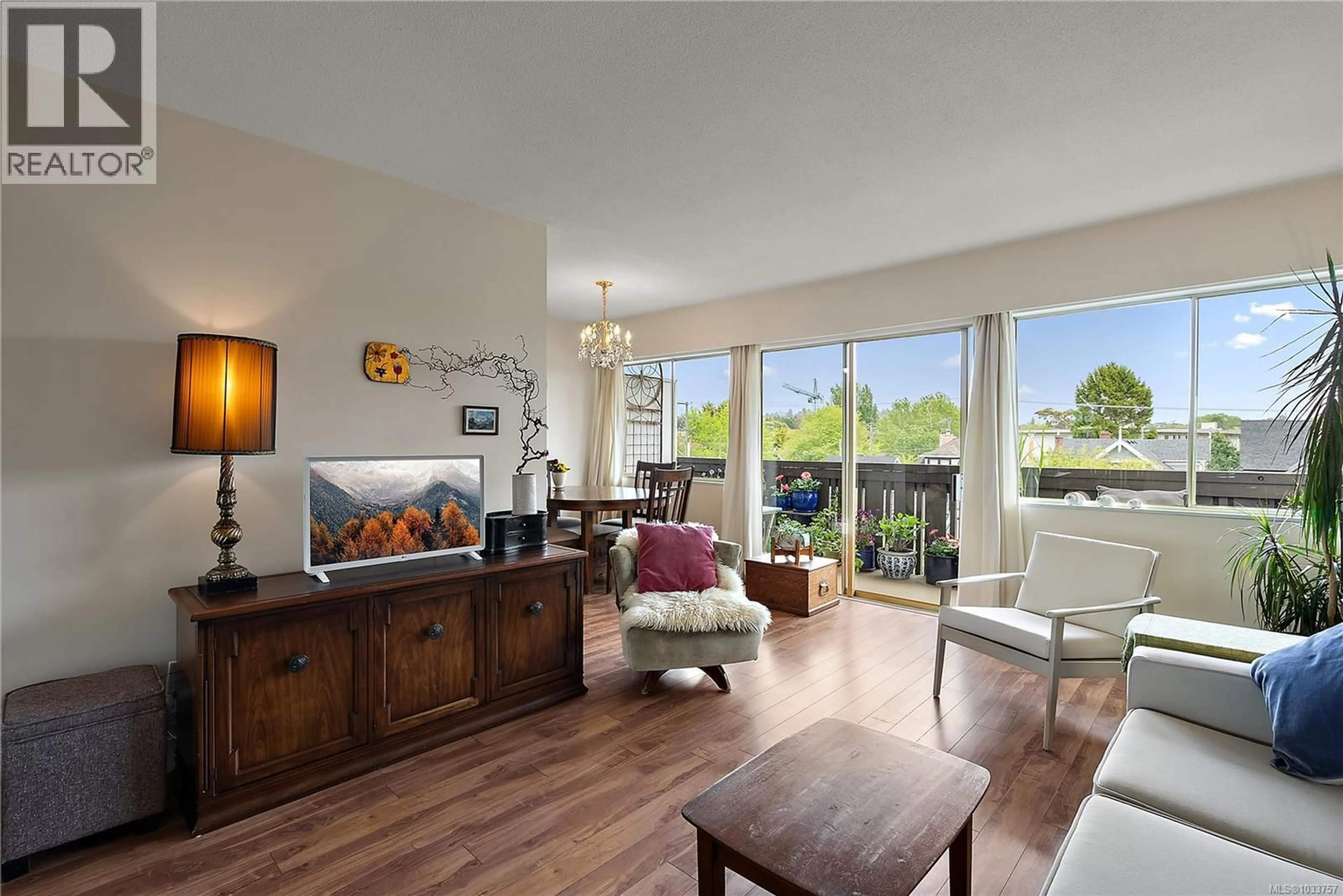 Living room with furniture, wood/laminate floor for 324 - 964 HEYWOOD AVENUE, Victoria British Columbia V8V2Y5