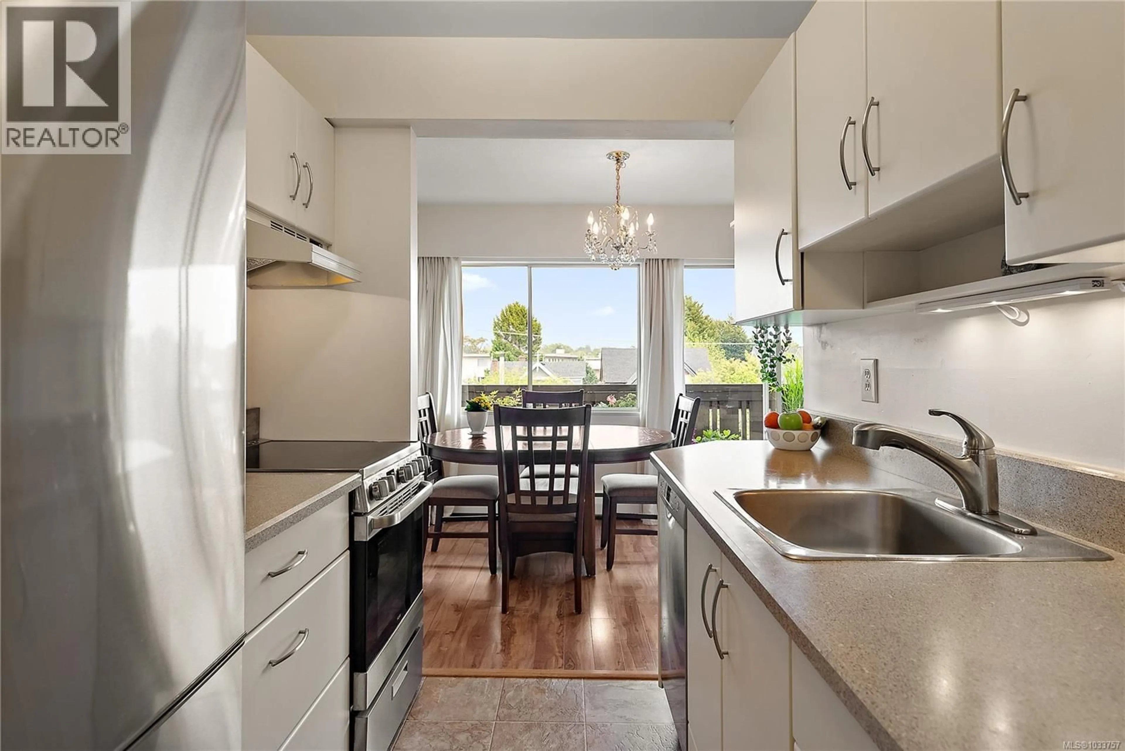 Standard kitchen, unknown for 324 - 964 HEYWOOD AVENUE, Victoria British Columbia V8V2Y5