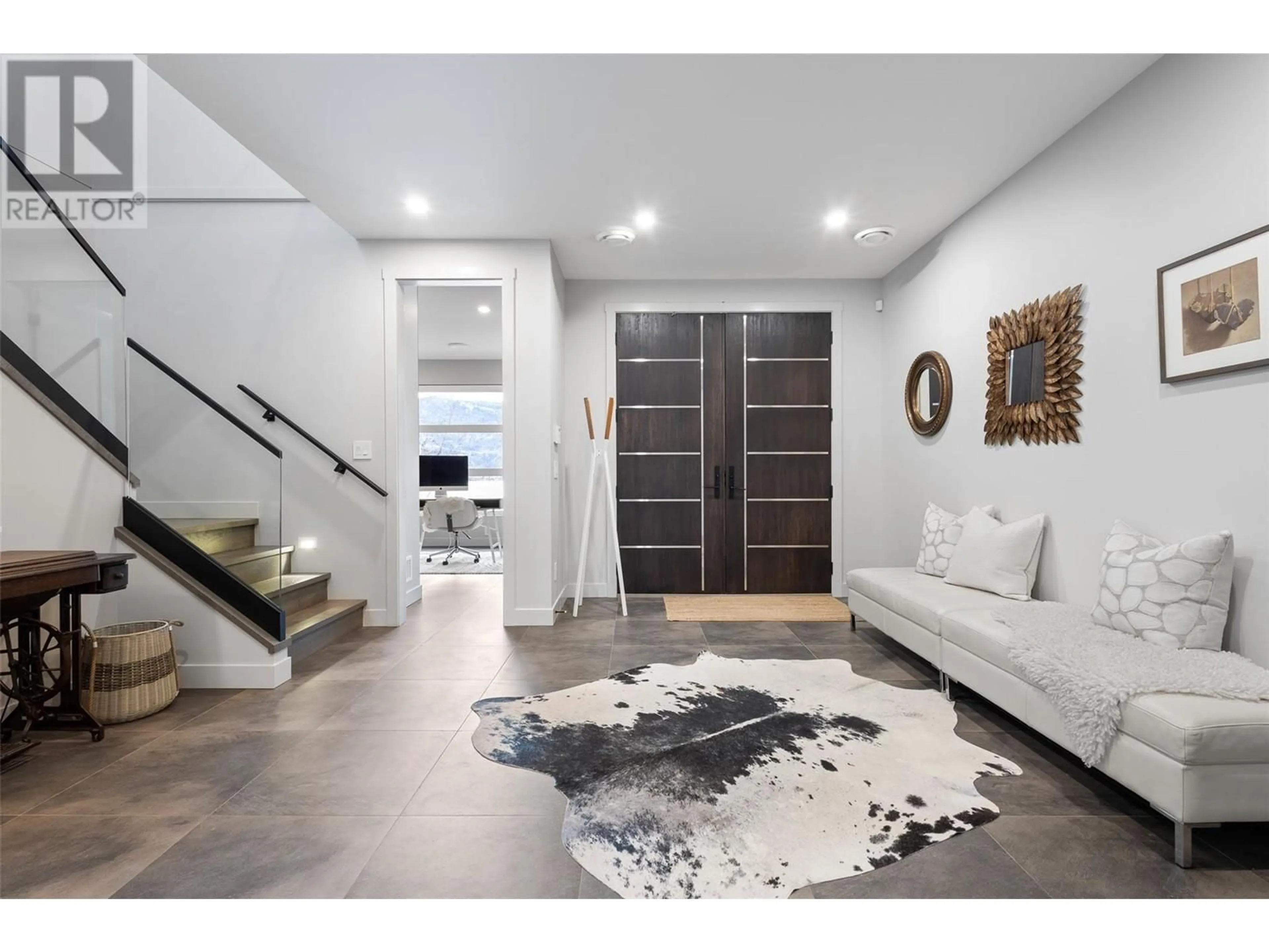 Indoor entryway for 3617 MAIDEN GRASS COURT, Kelowna British Columbia V4V1N4