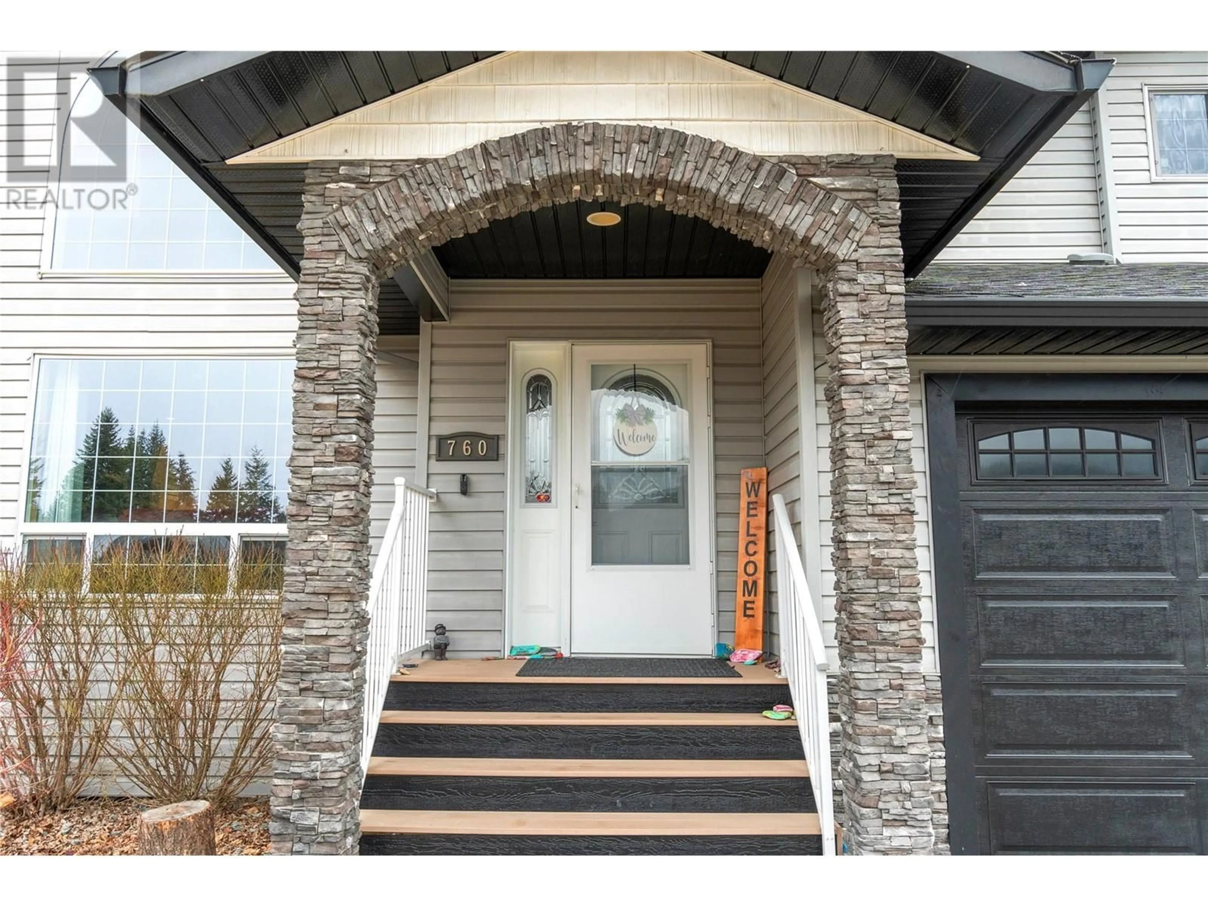 Indoor entryway for 760 37 Street SE, Salmon Arm British Columbia V1E3M2