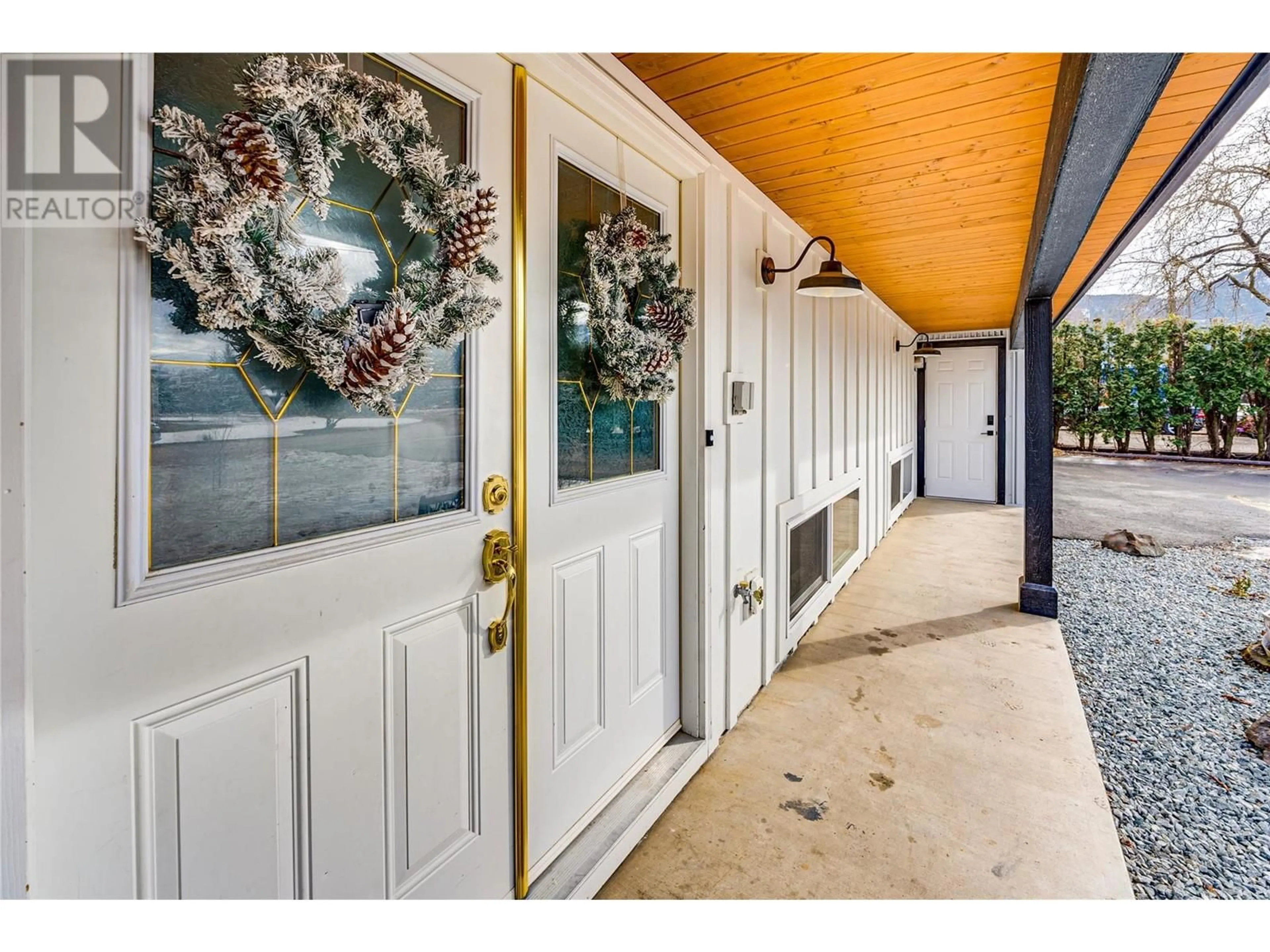 Indoor entryway for 6421 Glendora Way, Coldstream British Columbia V1B3G5