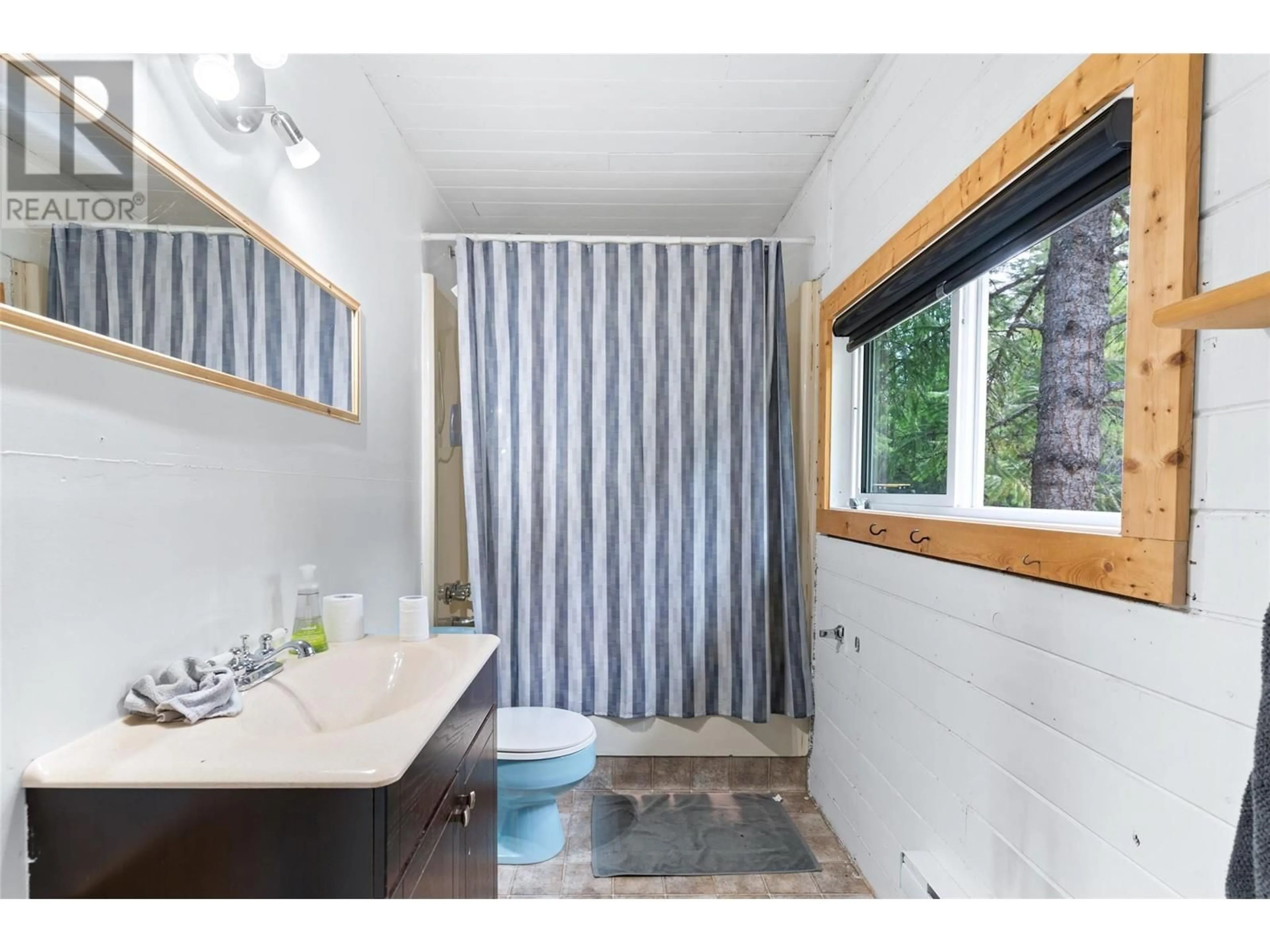 Standard bathroom, ceramic/tile floor for 1750 HIGHWAY 23 SOUTH HIGHWAY SOUTH, Revelstoke British Columbia V0E2S0