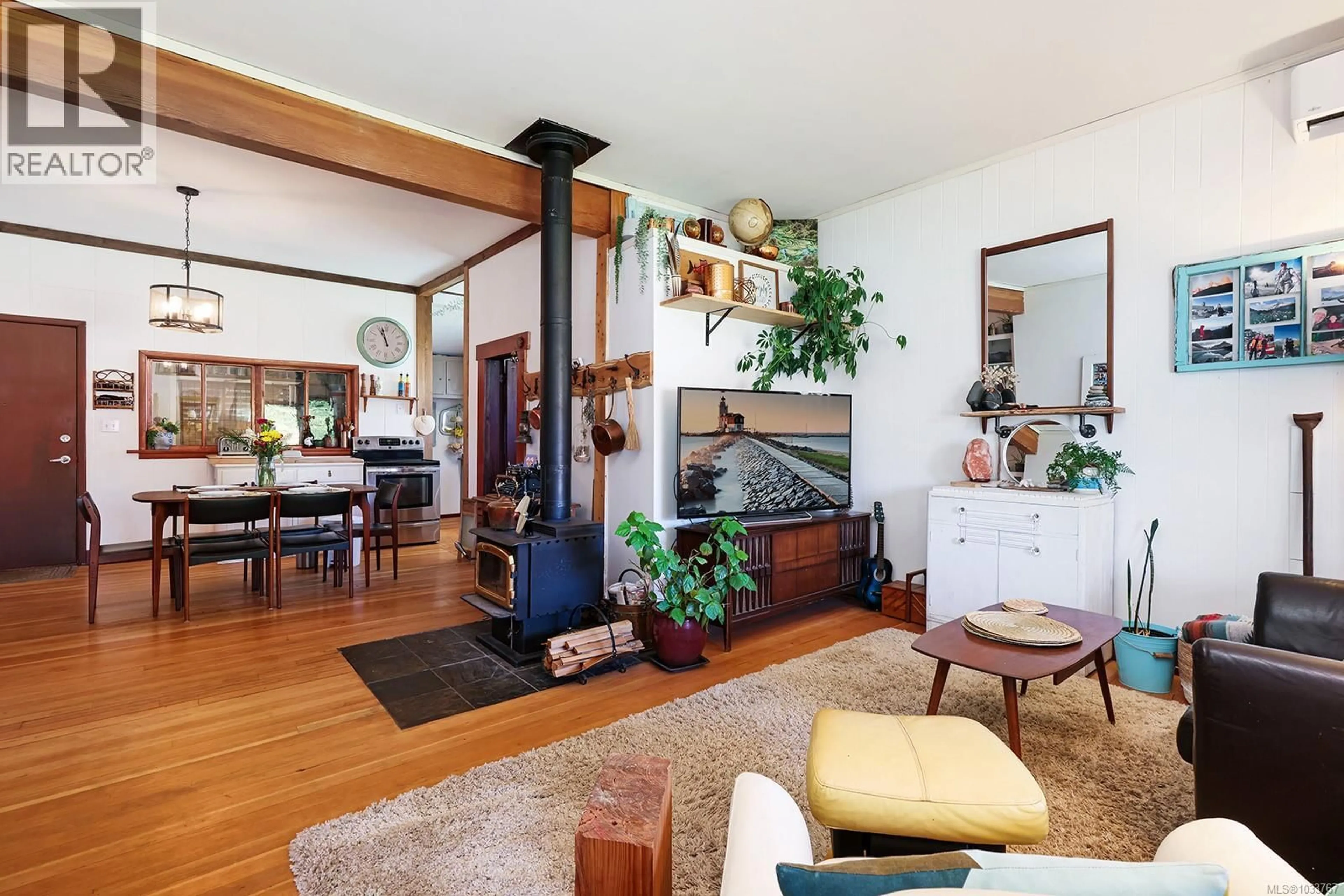 Living room with furniture, unknown for 2815 PENRITH AVENUE, Cumberland British Columbia V0R1S0