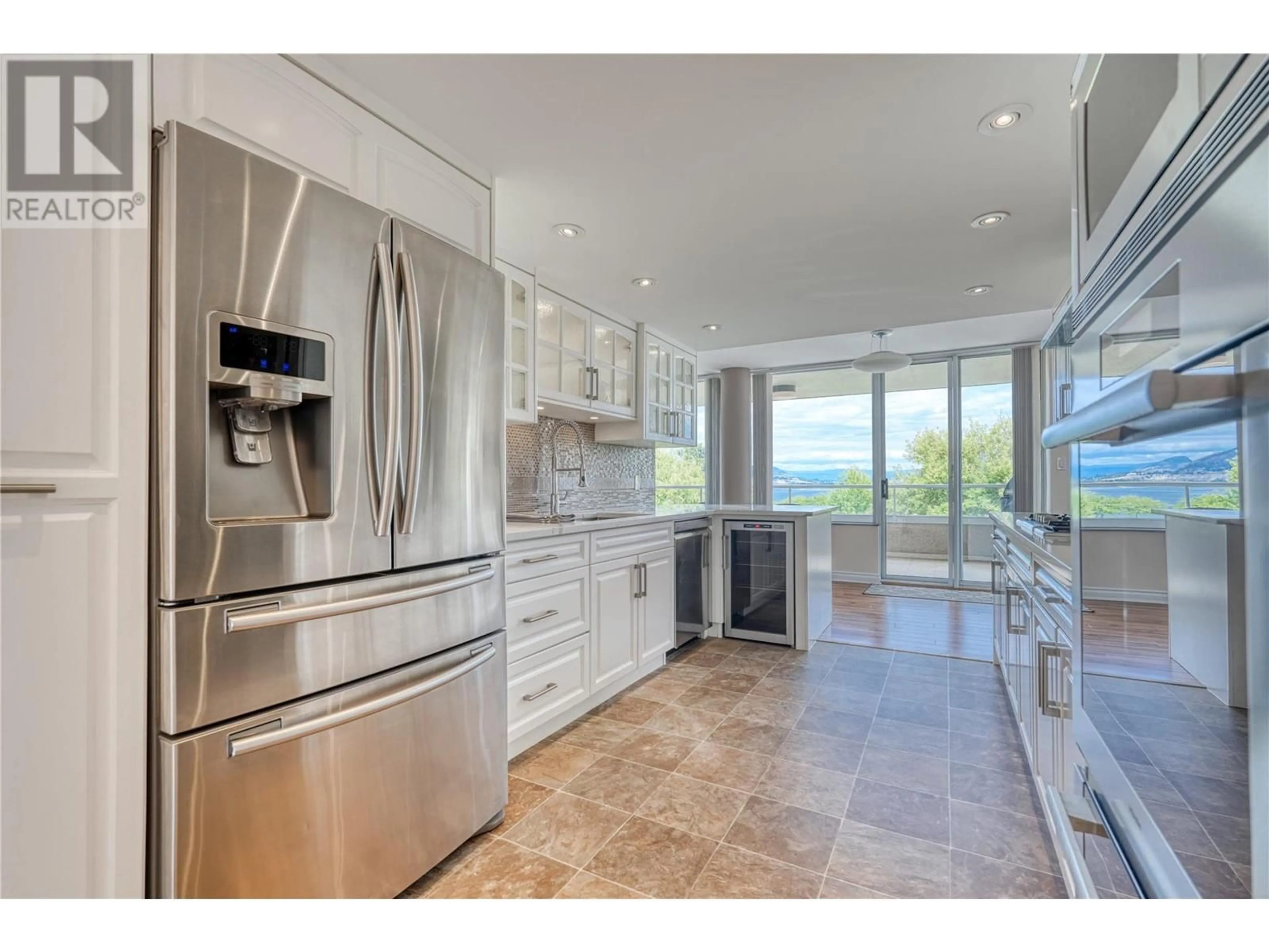 Open concept kitchen, ceramic/tile floor for 304 - 86 LAKESHORE DRIVE, Penticton British Columbia V2A1B5