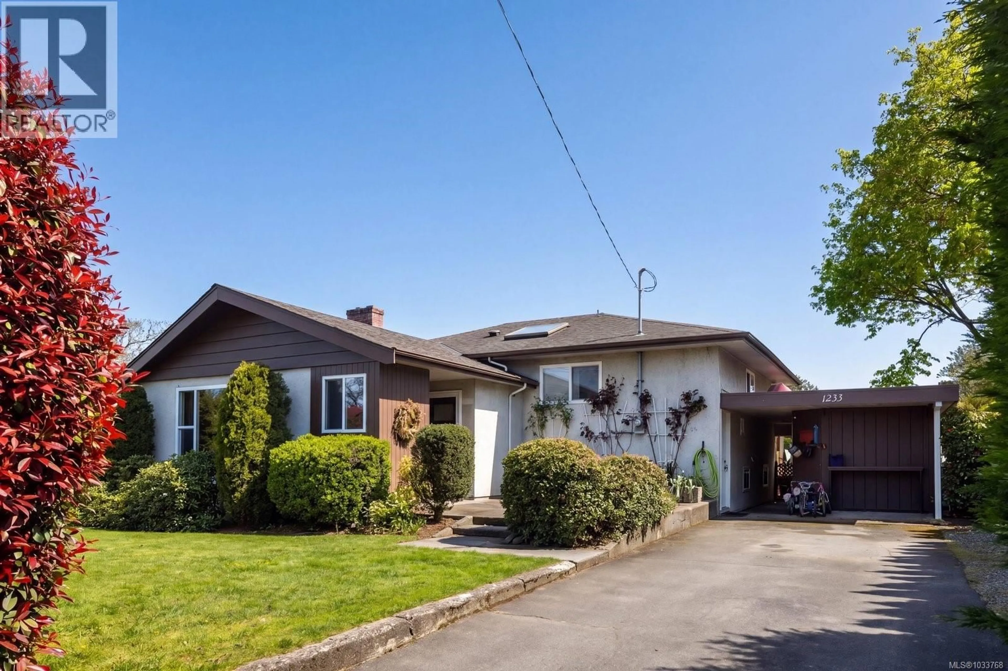 A pic from outside/outdoor area/front of a property/back of a property/a pic from drone, street for 1233 ROY ROAD, Saanich British Columbia V8Z2X8